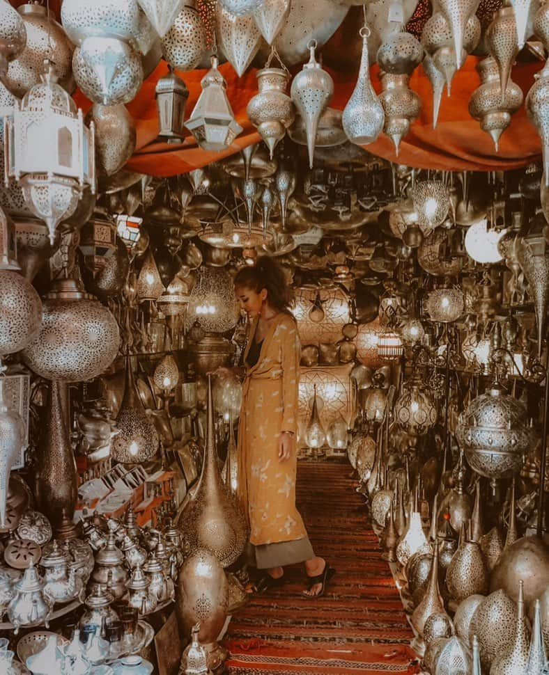 福井仁美さんのインスタグラム写真 - (福井仁美Instagram)「Art of Moroccan light✨ 📍Médina of Marrakech ────────────────────── 昼と夜の顔が全然違うマラケシュ。 夕方から夜になるにつれて、旧市街のいたるところにあるランプがつきはじめて雰囲気がグッと増す🌙 このメディナも世界文化遺産らしい！ ・ #la_caverne_artisanal #lamps #マラケシュピンク  #marrakesh #morocco  #マラケシュ #shooting #moroccotravel #moroccotrip #morocco_vacations #モロッコ #モロッコ旅行 #jetsetter #المغربية  #travelphotography #travelersnotebook  #メディナ　#marrakeshmedina」10月4日 22時47分 - hitton28