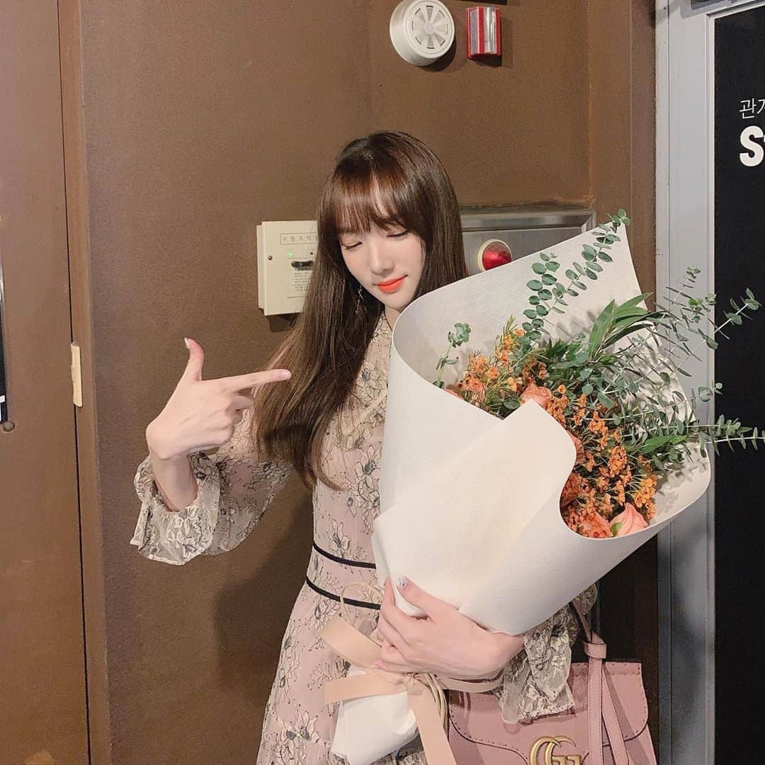 ミンヒ のインスタグラム：「효은이의 첫 뮤지컬!! '원모어' 보고 왔어요❤️ 꺅 넘 잘하드라~~~ㅎㅎ 💐💐」