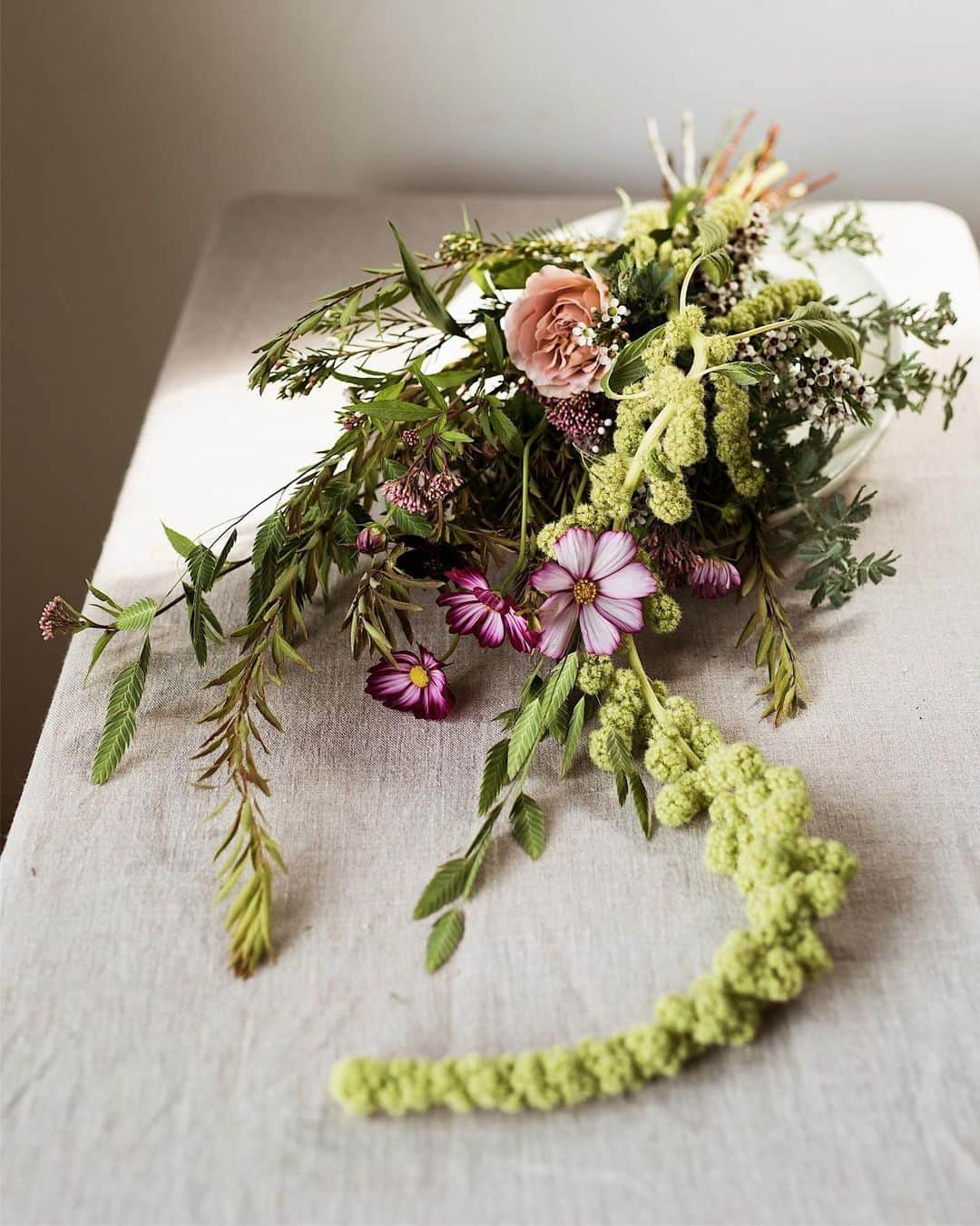 増田由希子さんのインスタグラム写真 - (増田由希子Instagram)「Flowers for the weekend🌸 #autumnbouquet #autumn #bouquet #cosmos #cosmosflower #rose  10月期講座が始まりました。 秋から春にかけて、花が最も美しい時季に皆様とご一緒できますことを嬉しく思います。来月はミニスワッグ、フレッシュプレートリースをお作りいただきます✨ #NHK文化センター青山教室10月の花」10月4日 22時59分 - nonihana_