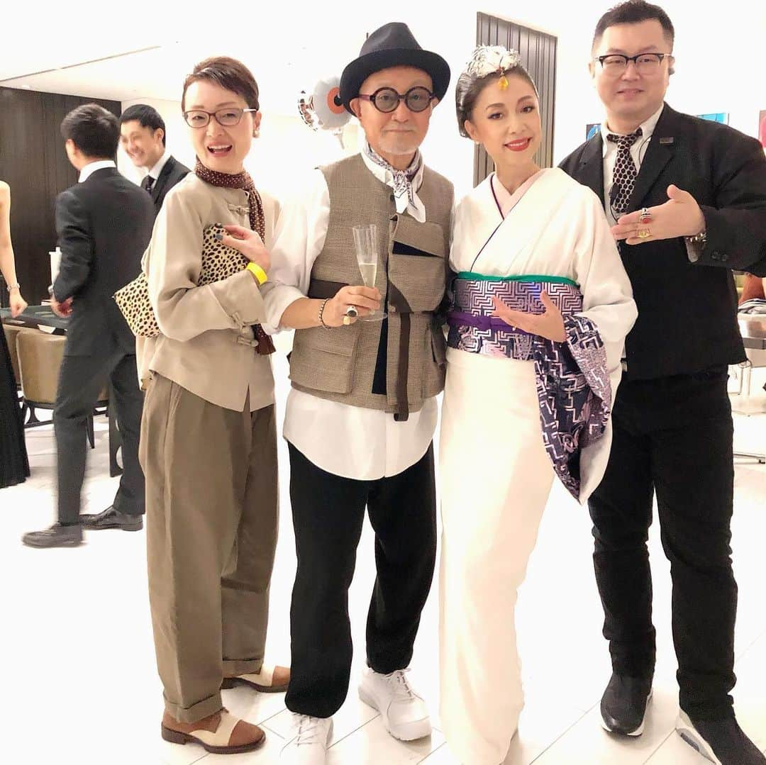 野宮真貴さんのインスタグラム写真 - (野宮真貴Instagram)「東京は夜の七時は銀座のママになりました♪ バーニーズニューヨーク銀座店15周年一夜かぎりのCLUB BARNEYSにて野宮ママがカラオケで歌う。素晴らしいVIPの方々にご来店頂きましたー♪  #東京は夜の七時は銀座のママになりました #東京は夜の七時 #BARNEYSNEWYORK #ginza #バーニーズニューヨーク #銀座 #15周年 #おめでとう #㊗️ #信近エリ #野宮ママ #野宮真貴 #missmakinomiya」10月4日 23時00分 - missmakinomiya