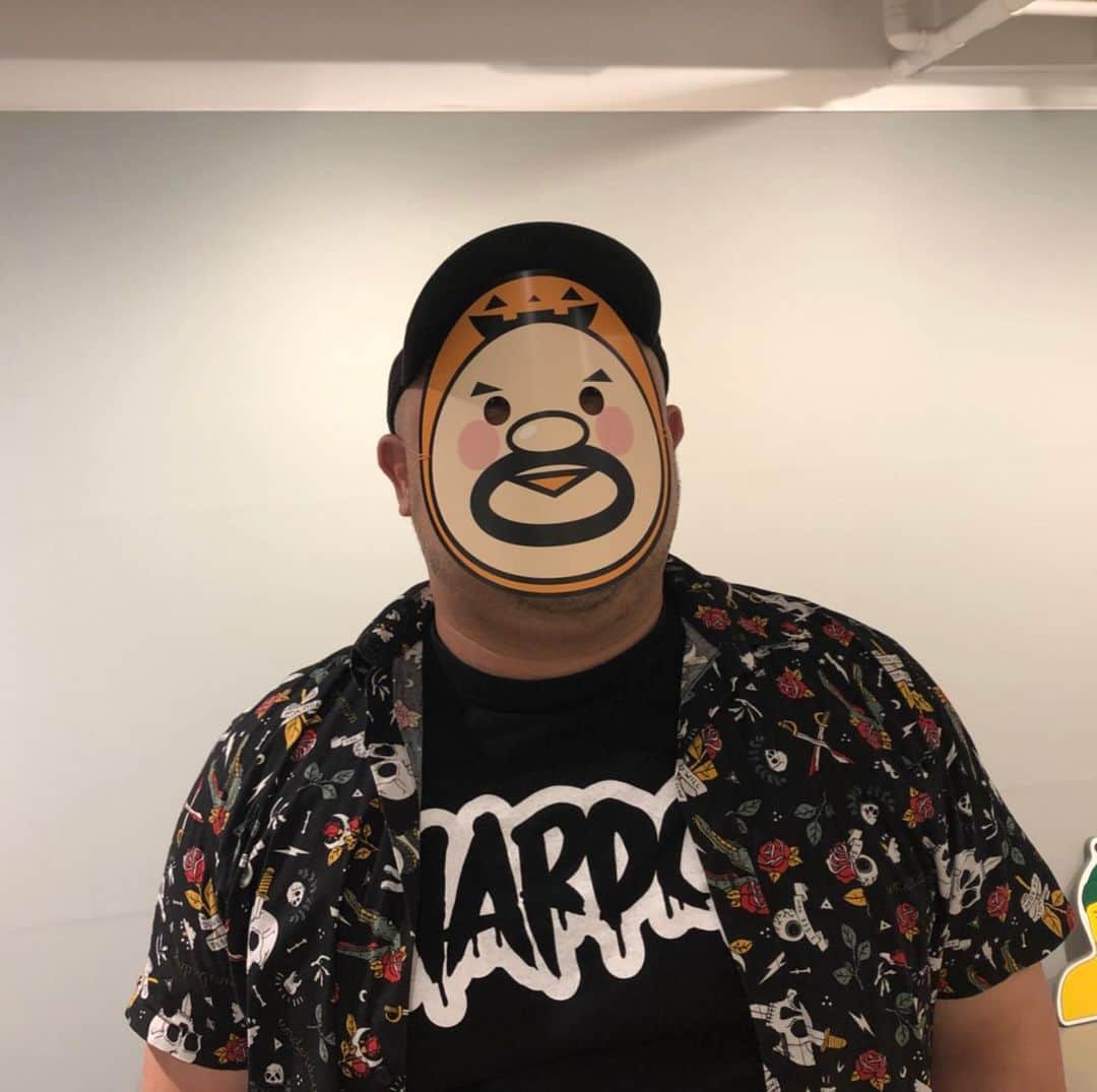 丸山ゴンザレスのインスタグラム：「「丸山ゴンザレス　地球のカオス展」の会場で『GONZALES IN NEW YORK』をお買い求めの方は、ハロウィン用ゴンザレスマスクをプレゼント。先着順になりますので、お早めにどうぞ！」