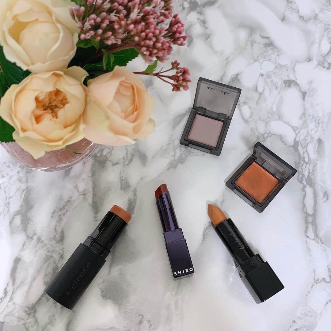 Sayakaのインスタグラム：「* Autumn mood🍁🍂🧡 秋コスメ💄💋 テラコッタや深い赤も気になるけど、 シルバーみたいなグレーのアイシャドウがニュアンスのある目元になってお気に入り😊💓 . . 😊💄💕 * * #cosmetics #lipstick #celvoke #shirocosmetics  #shiro #sayakas_favorite  #コスメ #リップ #セルヴォーク #シロ #秋色リップ #秋メイク」
