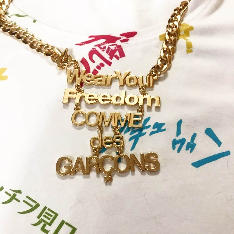 クリスタルボーイさんのインスタグラム写真 - (クリスタルボーイInstagram)「@commedesgarcons  @yohjiyamamotoofficial  @chanelofficial  #バンダイプレミアム  #ジョジョの奇妙な冒険  @nva_movie  @nobodyknows_official  #自由に着ろ @thefifthstreetmarket  @vintage_ecoland  今日の授業の衣装はWCHのハットジョジョのセリフTシャツにギャルソンのネックレス、ヨウジのパンツにギャルソン×ナイキ  なんだか最近は日本のカルチャーにしかあんまりお金使いたくないな〜〜の考えに行き着いた、そしてギャルソンとヨウジと漫画Tしか着ない‼️と言う結論に至る笑  ギャルソン、ヨウジ以外はほぼバンダイのサイトで超買い物してます  生地がめちゃくちゃ良かったり色々考えさせられます  結局オタクがカルチャーをつくる  今の子達はある意味器用だけど全部上っ面だけいっぱいすくって知ったふりした感じにだけなってて凄く中身がない感じがして虚しい…💦 カセットテープが伸びるまで、ビデオテープが伸びるまでおんなじ曲を毎日聴いてた、観てた自分は相当に気持ち悪いオタクだったんだと思う笑  あんまり毎日観てたから「その曲もうお母さん歌えそうだわ」  ったオカンも言う位観てた  こいちヤベーなと親も思ってたことだろう  それ程のめりこめる趣味を見つけられたら幸せだと思う  生徒達は叶う叶わないは置いといて、一生のめり込める、打ち込める何かを見つけて欲しい  うんざりするほどまだ人生は長いから…  それがHIPHOPなら嬉し過ぎる話 ‼️ だし面倒見るぜっ‼️‼️‼️ と思ってます」10月4日 23時16分 - crystalboybpm