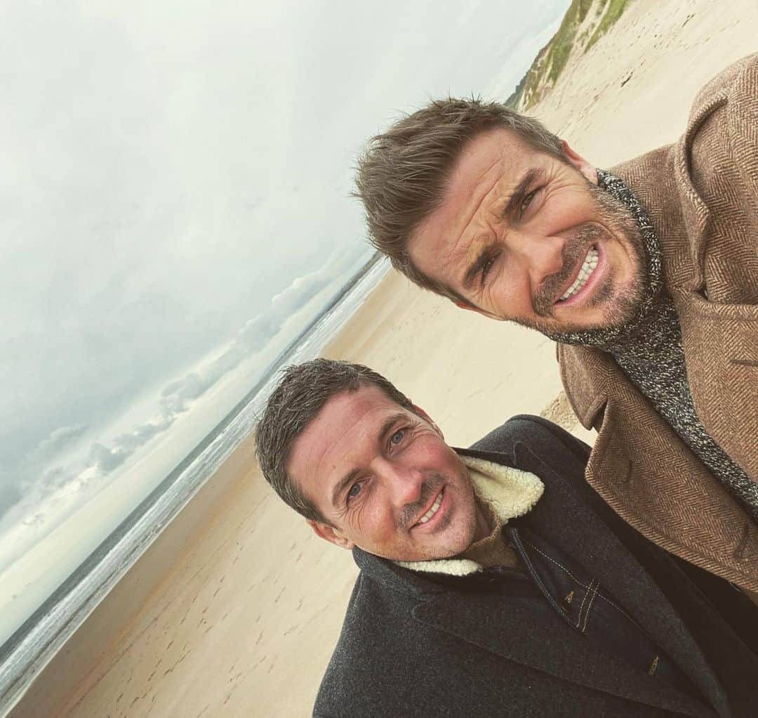 デビッド・ベッカムさんのインスタグラム写真 - (デビッド・ベッカムInstagram)「Fun time in Scotland on the beach in October 🤔 I enjoyed it I’m not sure @davidgardner looks too over the moon 🥶」10月4日 23時17分 - davidbeckham