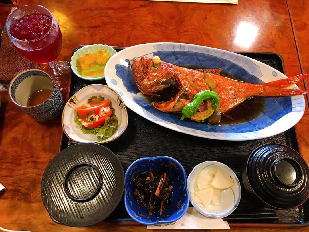 木原梢さんのインスタグラム写真 - (木原梢Instagram)「金目鯛の煮付け定食@うおまさ 贅沢すぎる。震えた。笑 めちゃくちゃ美味しかった♡  #金目鯛の煮付け #うおまさ #金目鯛の中に金目鯛が2匹 #女将さん直伝 #通称#キンメのキンメ #美味しすぎる #贅沢すぎる #控えめに言って最高 #しそジュース #ごちそうさまでした」10月4日 23時18分 - kozu0917