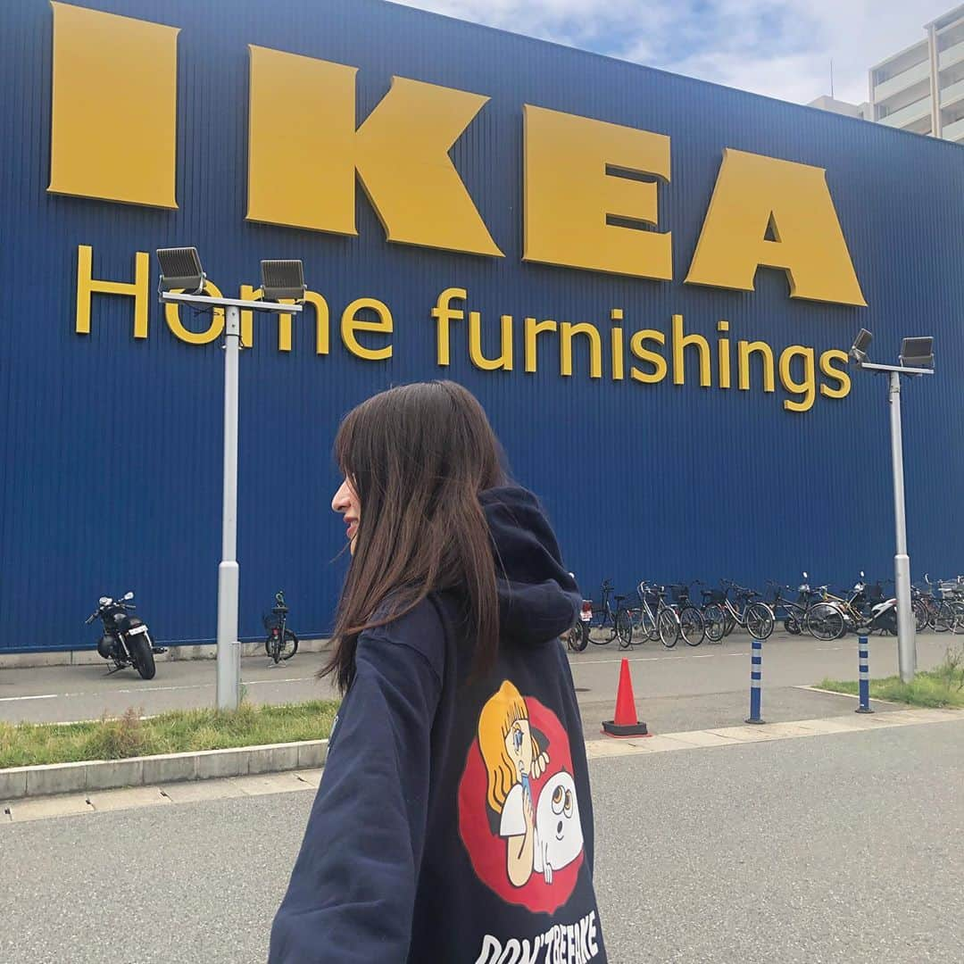 渡邊菜々さんのインスタグラム写真 - (渡邊菜々Instagram)「・ IKEA➡️Costco🍕🥤 楽しいよね〜︎☺︎︎☺︎♥ このパーカーお気に入り♥ 9090とイブちゃんのコラボおばけパーカー👻 一目惚れ🥺🤭 ・ #IKEA#Costco#🍕🥤 #猿いた#私の家にもいるの！！#かわいいいい #3枚目カレカノ感あるくない？#笑 #渡邊菜々#わたなな#🌻 @9090s_ @ibuchang_ 10月12日から9090のストアで販売ってよ🤭 #パーカー#すきなのよー#🤭🥺 #わたななのふく」10月4日 23時20分 - watanana1225