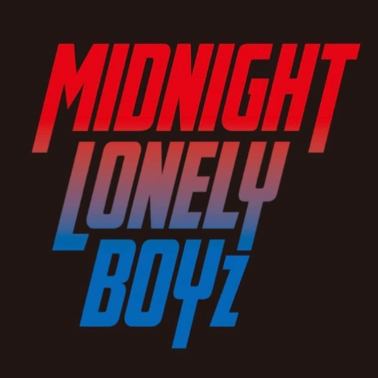 ATSUSHIさんのインスタグラム写真 - (ATSUSHIInstagram)「#atsushizm﻿ MIDNIGHT LONELY BOYZいよいよ始動‼️﻿ JAY'ED、KAZUKI、MABU、ATSUSHI。この4人で新たな音楽をお届けしたいと思います。﻿ 今この時代に、CDというものがなくなりつつある中で、どういった形で音楽を提供していけばイイのか僕自身模索していいます。﻿ アメリカではほぼ100パーセント月額定額性のサブスクでの音楽視聴、YouTubeでMVを観る。そんな時代に入りつつある。﻿ ﻿ 日本人の若い世代も、すでにCDを見たことない世代が増えてきていて、そして家にCDプレーヤーがない人が増えてきている。﻿ もちろん車文化の地域ではまだ、CDを聴いている人がいてくれて、まさに僕らは今、時代の狭間にいます。﻿ ﻿ YouTuberや音楽的に大手レコード会社でデビューしてなくても、自分たちで曲を作り、仲間で編集して、それを曲としてリリースし、例えそれが売れようが、売れまいが、データとしてアップしているだけなので、リスクが少ない状態で活動ができる時代。﻿ ﻿ インスタントという表現が正しいのか分からないが、手軽に手に入るという意味では、”ファストフード” “ファストファッション” のように、”ファストミュージック” の時代なのかもしれない。自分たちで音楽を作り、さらにそれを個人のプラットホームで発信できるという、僕が子どものころからは、想像もつかないような現実だ。﻿ ﻿ それはもちろん ”手軽” という意味で、クオリティが低いという意味ではない。いやむしろ、素人だとしても最近はパソコンやカメラの性能があがってきているために、プロ顔負けのものも、中には多く存在している。﻿ ﻿ そこで今回実験的に、Tシャツにミュージックカードを付けて、そこにQRコードがあるので、CDを買わなくてもダウンロードできる。そんな事に挑戦してみたのがMIDNIGHT LONELY BOYZだ。﻿ ﻿ 僕はどうしても、心とか愛とか、魂とかを、込めてしまうクセというか、そういうところがあるので、即席音楽みたいなものは作ることはできませんが、しかしこの時代の発信の仕方は、少しずつ考えていかないといけないなと、多少の危機感は持っている。﻿ ﻿ テレビを見ない世代の人が増えてきて、YouTubeや月額定額のネットフリックスやアベマTVなど、好きなチャンネルで、好きなものだけずっと観ていられるという、僕も視聴者として、”ワガママ” をいくらでも叶えてくれるような、ある意味素晴らしくも、少し怖いような世界、時代に突入していくことを実感しています。それがものすごい速さで進化してきていて、しかも5Gの時代はもう目の前まで来ていて、もっともっとデータの内容が大きくなっても、僕らはそれをもっときれいな画質で、遅れることなく、超快適に、さらにストレスなく観れるようになります。そして選択肢がある意味、無限に増えることになります。﻿ （余談になりますが、5Gになると、4Kの2時間くらいのドラマや映画が、3秒でダウンロードできるようになるらしいです。）﻿ ﻿ だからこそ、音楽を届ける側の僕らは、生で感じられる音楽を大切にしないといけないなと思っています。﻿ そして実験的な意味も込めて、 “本気の趣味” として、”ミッドナイトロンリーボーイズ” を結成し、LDH Kitchen in HANEDAで、羽田空港に来たら会えるアーティストとして、お食事も楽しんでもらいながら、少し大人でセクシーな音楽を楽しんでもらえたら嬉しいですし、極上なコーラスに浸れる時間を、ぜひ楽しみにしていてほしいです。﻿ いつかぜひ一度遊びに来てみてください‼️﻿ ﻿ MIDNIGHT LONELY BOYZ!﻿ I want to release new music with us four members.﻿ With lots of hope we are always searching for new ways to bring music to many listeners as possible.﻿ As an experiment this time, ﻿ people who purchased the t-shirt can download the attached QR code and receive this new song we’ve made. ﻿ I look forward to performing Raw Music, the organic bare bone music with these members at LDH Kitchen in Haneda.」10月4日 23時23分 - exile_atsushi_official