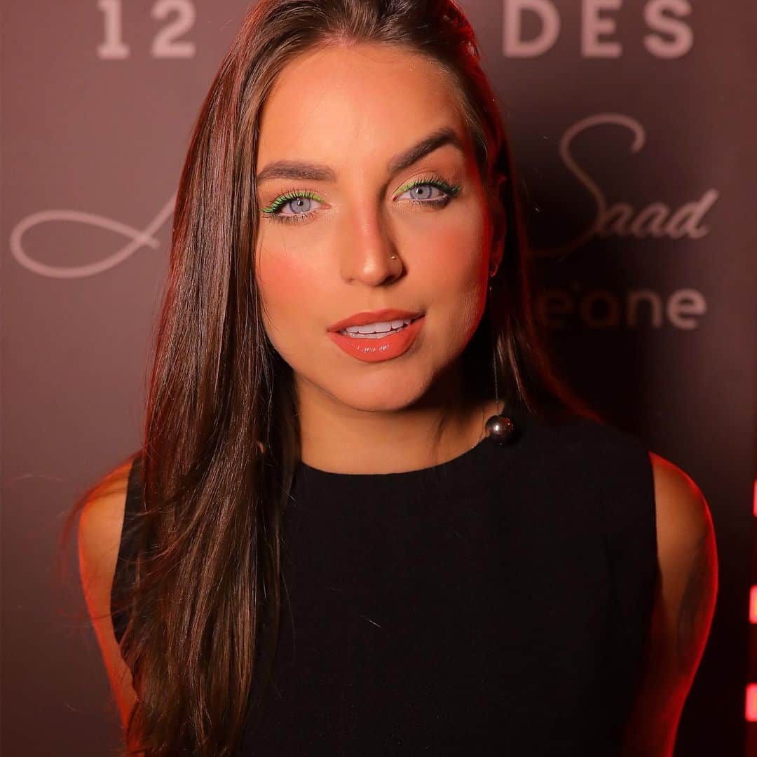 Bruna Unzuetaのインスタグラム：「Apeguei nessa makeee 🌟💚 • ph: @higorblanco」