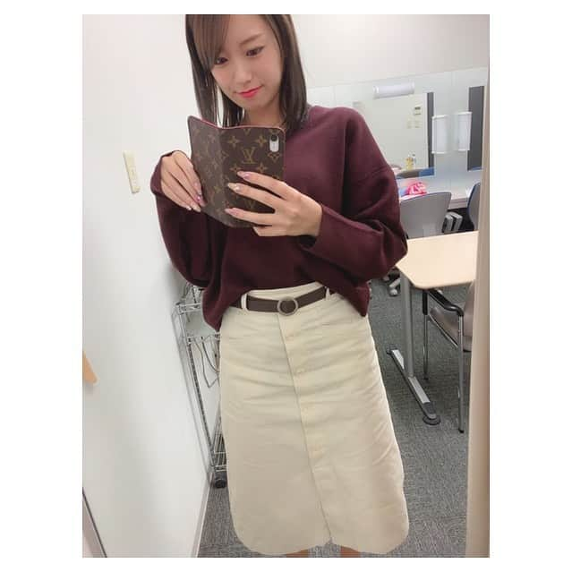 福本愛菜さんのインスタグラム写真 - (福本愛菜Instagram)「秋服でっせ〜☺️ . この丈のスカートが好きすぎて🥺💓. こうゆうスカートにスニーカー合わせるのんも好き🧡 . #秋服 #MURUA #スニーカーコーデ #最近好き」10月4日 23時35分 - aina_fukumoto