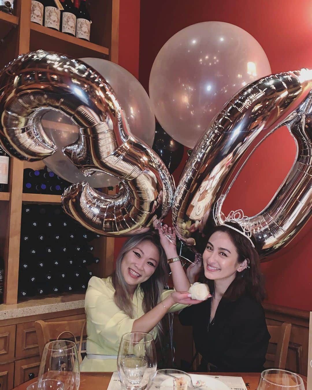 オードリー亜谷香のインスタグラム：「Pit stop in OC to celebrate my 30th with my bestie @christinek_ ! 🖤🖤🖤」