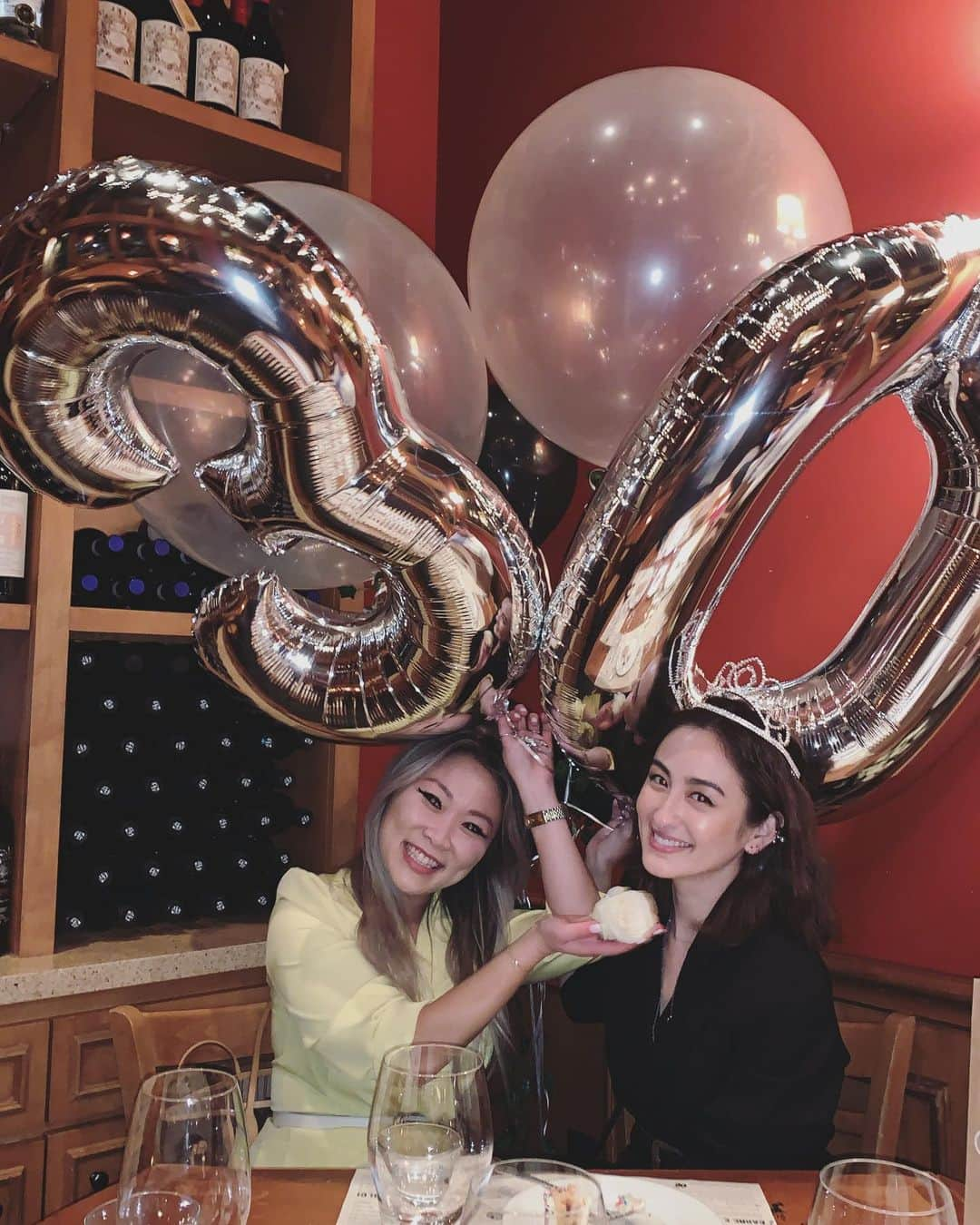 オードリー亜谷香さんのインスタグラム写真 - (オードリー亜谷香Instagram)「Pit stop in OC to celebrate my 30th with my bestie @christinek_ ! 🖤🖤🖤」10月4日 23時43分 - audrey_ayaka