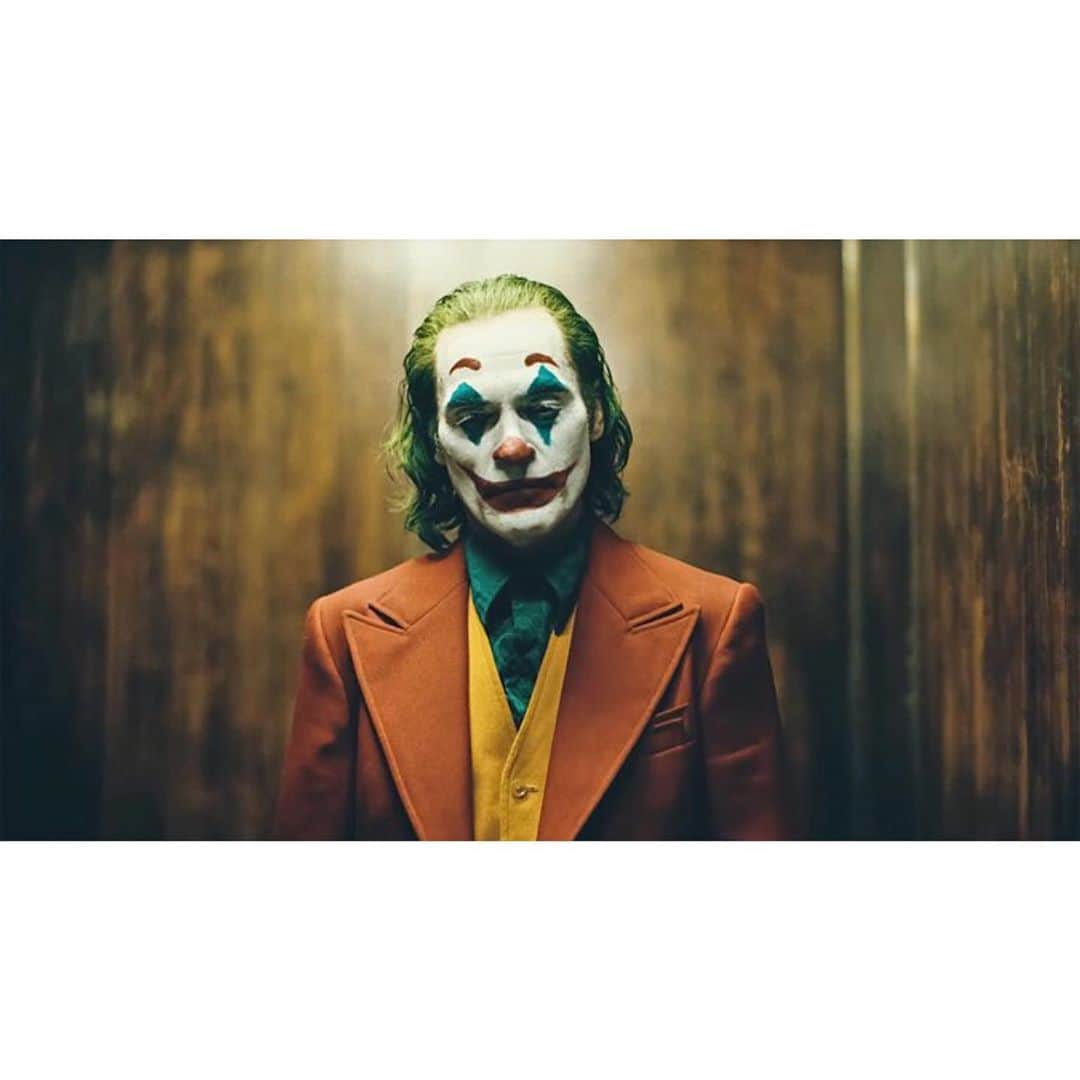 豊田エリーさんのインスタグラム写真 - (豊田エリーInstagram)「🎥 公開が待ち切れなかった 「JOKER」 初日の朝一の回を鑑賞。 ・ 私はたまらなく好き。 最高だった。あー、最高、と思いながら観ていた。 全てのシーン、音楽も。 そしてなんと云ってもホアキン・フェニックス。 恐ろしくて、哀しくて、 その中に愛らしさが見え隠れする。 それが余計に辛い。 走り方まで異様で哀しくて、でも可愛いから辛い。 ・ 唯一、彼を受け入れた“幸せ”というのが、あれだったのか。 ゴッサムシティの実在感も相まって、 映画館を後にしてもなお、 この世界と重ねて考えてしまう。 狂っているのは、彼か、世の中か。 そんな彼の人生は悲劇か、 あるいは喜劇か。 #joker #movie #elliecinema 🤡」10月4日 23時45分 - ellie_toyota