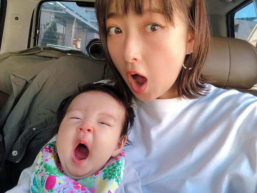 松本亜希のインスタグラム：「おでかけ👨🏻👶🏻👩🏻❤️ . #きなり#あくびも可愛い#親バカ#おでかけ#わんこお留守番ごめんね😢#女の子ベビー#babygirl#女の子ママ#3ヶ月ベビー#3ヶ月baby」