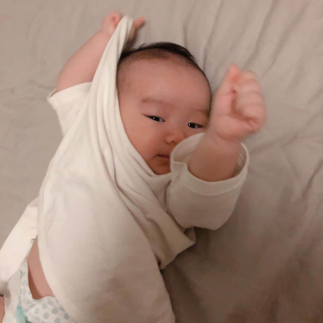 眞田佳織さんのインスタグラム写真 - (眞田佳織Instagram)「服を引っ張れるようになった人。 4枚目の顔が秀逸です。 . #びよーん #毎日赤子 #生後2ヶ月 #赤ちゃん #女の子 #赤ちゃんのいる生活」10月5日 9時11分 - kaori_sanada