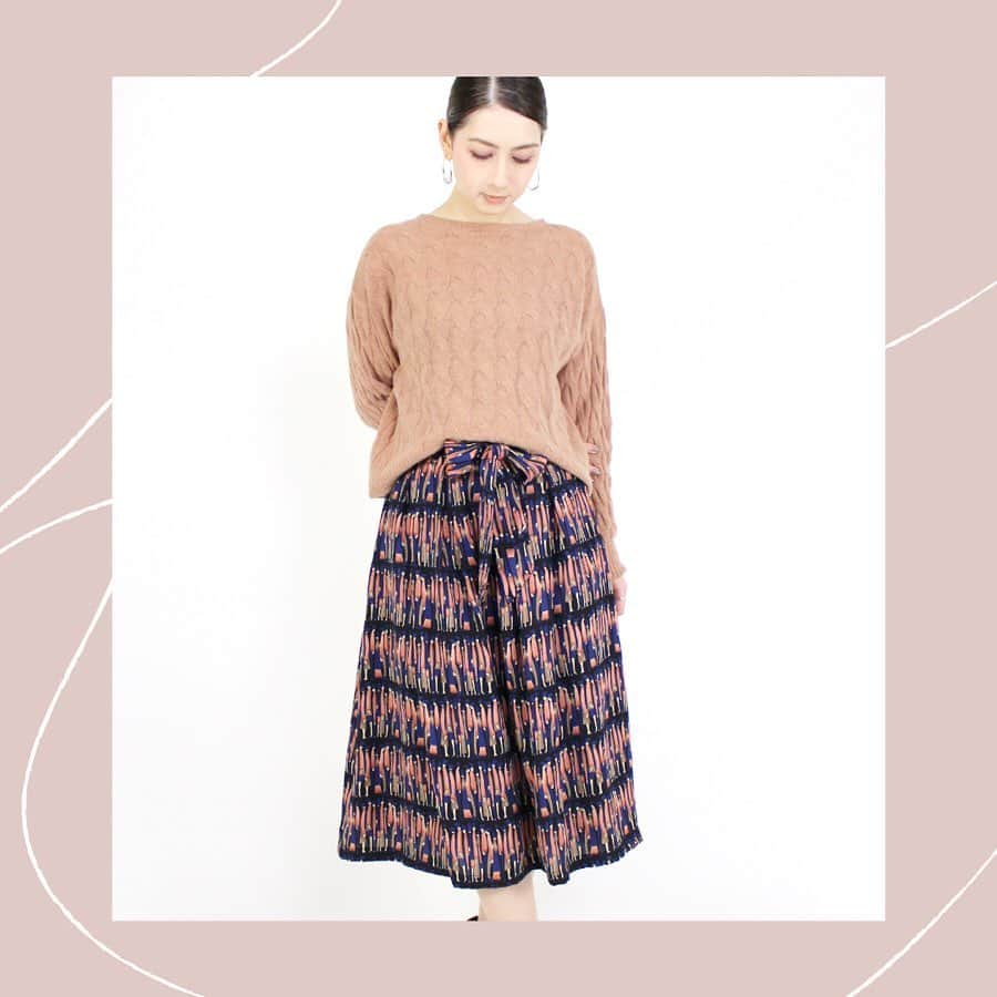 chersage / シェルサージュのインスタグラム：「Autumn color knit 🍂  ニットから始める秋支度💐 ゆったりとしていながらやや短めな丈が女性らしいシルエットの、今年らしいくすみピンクのニット。 ぬくもりを感じるほっこり素材がシーズンムードを高めます🍁  Knit ¥13,200(税込) SUN WAY Skirt ¥18,700(税込) ANONYME designers  公式webサイトでは、秋ムードと今年らしさをプラスする「カラーニット」をご紹介中💐 ▶︎ @chersage_official プロフィール リンクより公式サイトをご覧ください。 . #chersage #シェルサージュ #秋スタイル #autumn #2019aw #newitem #大人カジュアル #instafashion #model #fashion #style #セレクトショップ #インポート #スカートコーデ #大人かわいい #大人可愛い #おしゃれ #ファッション #ニット #ニットコーデ #秋ニット #秋コーデ #モデル #ootd #今日のコーデ #インポートファッション #ヨーロッパブランド #sunway #anonymedesigners」