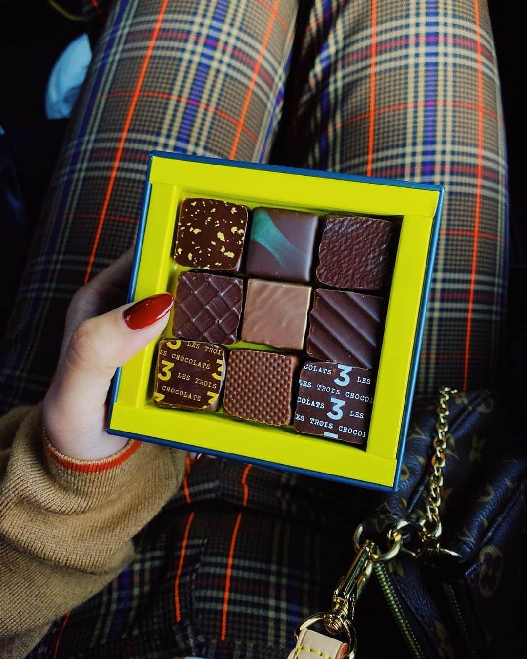 ローラさんのインスタグラム写真 - (ローラInstagram)「最後の日に頂いたチョコレート🍫 日本人女性のショコラティエさんがパリでつくっていて、味にはみりんやわさび、きな粉など日本の食材を使っていてとても個性的で美味しいんだ😙🍫♥️ Thank you ™️ @louisvuitton  #lestroischocolats」10月5日 9時24分 - rolaofficial