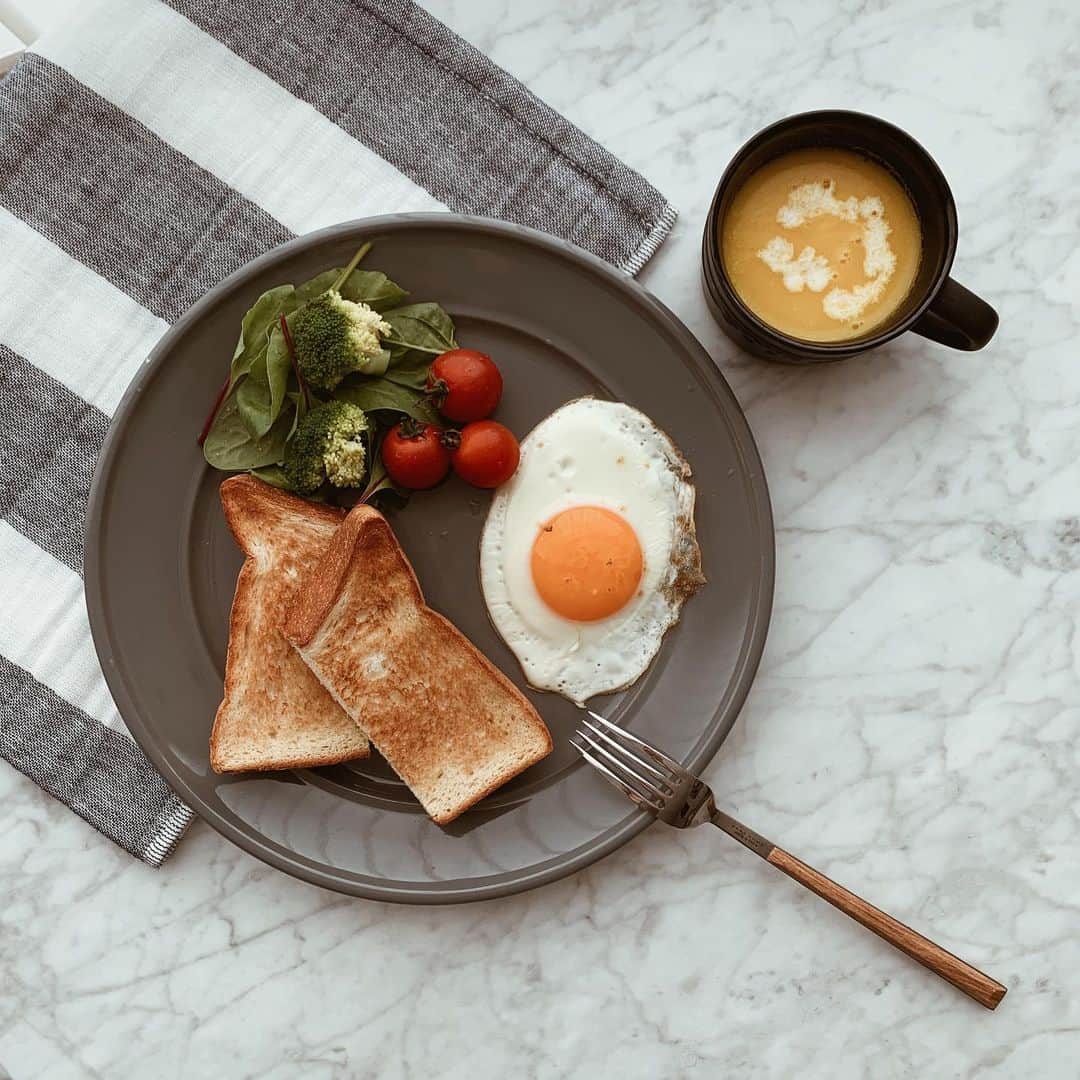 春名亜美さんのインスタグラム写真 - (春名亜美Instagram)「ＳＡＴＵＲＤＡＹ🌈 先日Seriaで購入した、スープカップがちょうどいい大きさで活躍中🥄 ・ ・ ・ #morning #breakfast #朝ごはん #朝ごはんプレート」10月5日 9時29分 - amiharunaami