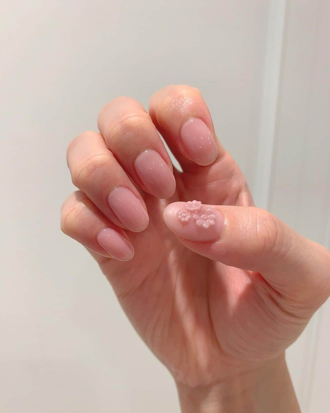 野崎萌香さんのインスタグラム写真 - (野崎萌香Instagram)「新しいnail💅 親指だけマットにして 陶器みたいな秋桜を🌸  richeのエステと 骨盤矯正のトレーニングも 素晴らしくて 大好きなお店です☀️ . . .  みほさんいつもありがとうございます❤️ @miho_ishii  #nail」10月5日 9時42分 - moeka_nozaki