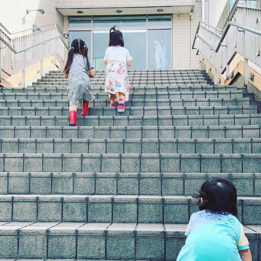 大和田美帆さんのインスタグラム写真 - (大和田美帆Instagram)「1歳児を笑わせたくて仕方なかった私の すごい顔w . . この顔を見慣れている実の娘には「ちょっとー小さくやってよー」と嫌がられながらもwやり続けましたよ。 . 結果、とんでもなく可愛らしい笑い声が聞けた！ . ＃4歳児には響かない手遊び . 大好きな人たちとしあわせな時間  @rinachan29 @akina00619  ブログにも想いを綴りました！」10月5日 9時43分 - miho_ohwada