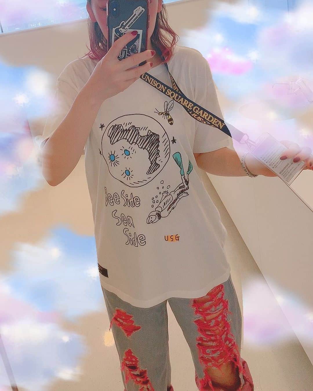 のインスタグラム：「...昨日の朝 . . . 届いてすぐ着た . UNISON SQUARE GARDENさんのカップリングツアー Bee Side Sea Side Tシャツ . 可愛くて買いすぎて 一旦15thのグッズ開けきれてない . . #バンドTシャツ #日常 #candystripper #私服」