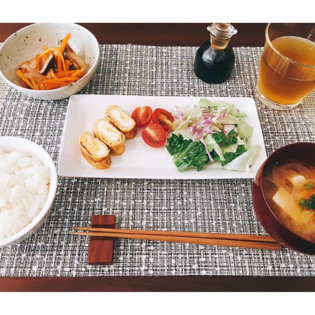 上妻未来さんのインスタグラム写真 - (上妻未来Instagram)「気持ちのいい一日のスタートは朝食から💕 ・ 前からストーリーには料理載せてたんだけど もっと載せた方がいいよーってコメント頂いてたので 投稿にもちょくちょく載せていこうかな🤗🌾 ・ ・ 本日のメニュー ＊愛情たっぷりあま〜い卵焼き ＊栄養満点具沢山味噌汁 ＊初めて作ったけど激ウマ鮭の南蛮漬け  でございます。 #朝ごはん #お家ごはん #お米派」10月5日 9時53分 - kozuma.m