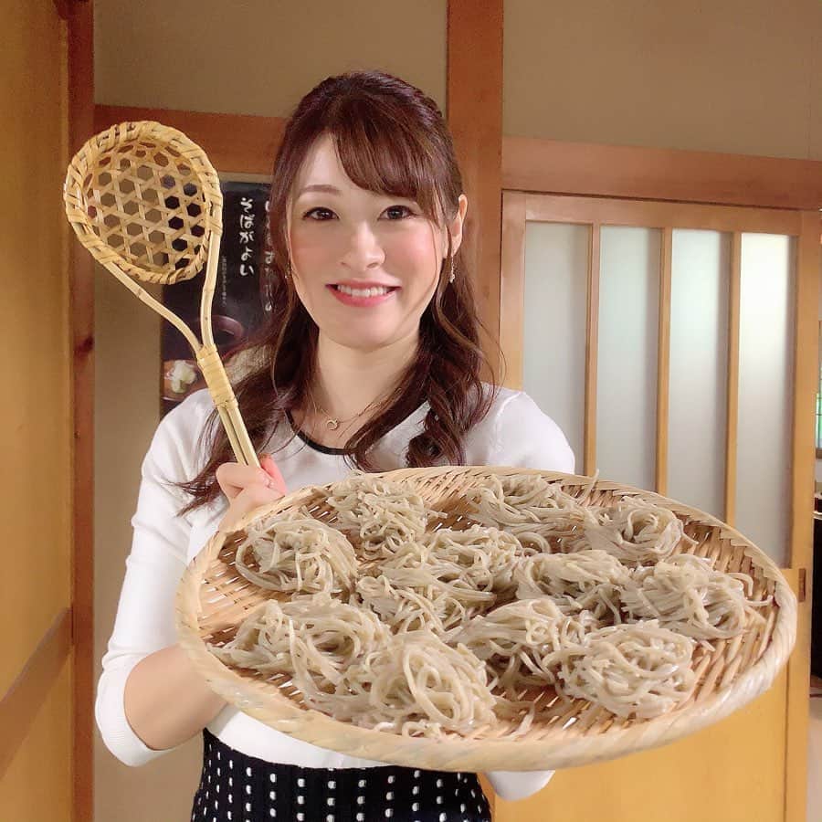 のインスタグラム：「さあ今日のこれダネッ！は、新メンバーを迎えてお送りする記念すべき回です🙌💕 わたしは、秋の味覚「そば」をいただきます～🌼*･ つかうのは、このカゴ！ もう何そばか分かりましたか？◡̈⃝︎⋆︎* ・ #土曜はこれダネッ #新メンバー #新人アナウンサー #戸田山貴美 #そば #soba #秋 #秋の味覚 #新そば #とうじそば #松本市 #松本市奈川 #そば切り発祥 #腹ぺこ #アナウンサー #もりもりたべてます #長野放送 #アナウンサー #小宮山瑞季 #今日のこみぃ」