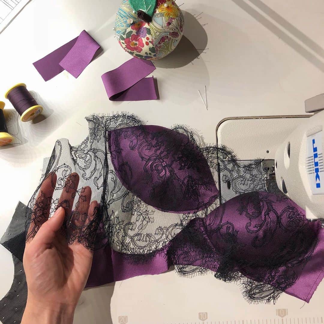 Chiyono Anneさんのインスタグラム写真 - (Chiyono AnneInstagram)「Mysterious purple 🔮🎆💟 #chiyonoanne #bespoke #bra #silkbra #purplesilk #チヨノアン #ビスポーク #ランジェリー #ブラ #ブラジャー」10月5日 10時01分 - chiyono_anne