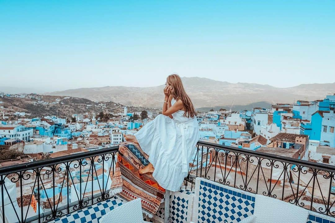 福井仁美さんのインスタグラム写真 - (福井仁美Instagram)「Rooftop terrace views of Chaouen💙 📸　@shotrok ────────────────────────早起きしてホテルの屋上のテラスに行ったら朝の静かなシャウエンの青い街をたまたま一望できたラッキーリアド。 朝焼けと共にブルーが反射してこの世とは思えない不思議な感覚の街🦋 ・ シャウエン遠いけどすごくオススメ！良かったなぁ〜 ・ ・ #morocco #chefchaouen #chaouen #chaouen_city_شاون_سيتي #shooting #moroccotravel #moroccotrip #morocco_vacations #モロッコ #モロッコ旅行  #المغربية  #travelphotography #travelersnotebook #シェフシャウエン  #シャウエン」10月5日 10時10分 - hitton28