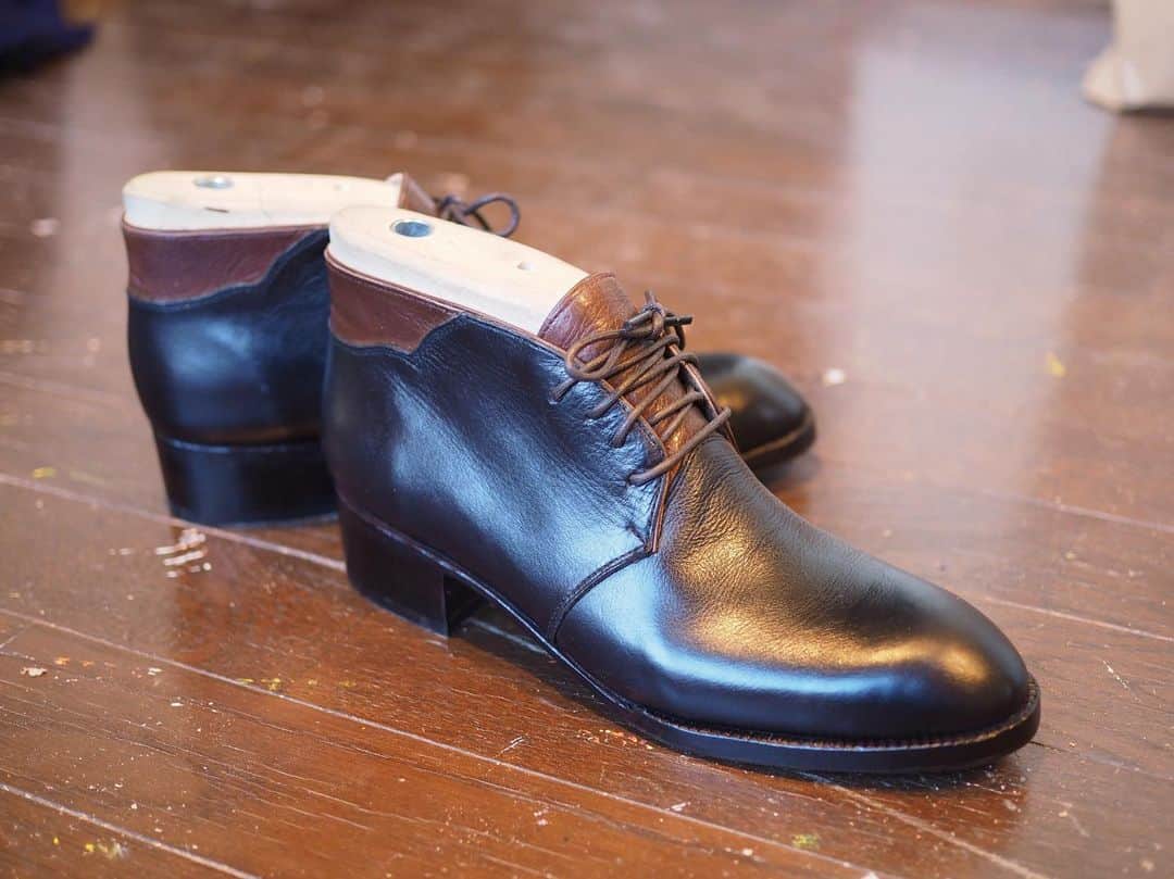 のインスタグラム：「、﻿ 婦人用ショートブーツ﻿ ちょっとヒール高め﻿ ﻿ 先日の黒と茶色の紳士靴👞と ご夫妻でペアで作りました﻿ 色は一緒ですが革は紳士靴より柔らかい革👍﻿ ﻿ 「女性モノはつくらないんですか？」とよく聞かれますが﻿ もちろん作ります🥺﻿ そもそも婦人靴というのは基礎なのです🤨﻿ ﻿ 注文いただくお客様が男性が多いだけです！🧐﻿ ﻿ ﻿ ﻿ ﻿ ﻿ 👊👊👊👊👊👊👊👊👊👊👊👊👊﻿ ﻿ 毎週金曜日２１：００〜﻿ 「花田優一のナマイキですみません」﻿ YouTube﻿ YUICHI HANADA Official Channel﻿ ﻿ https://www.youtube.com/channel/UC_tEsuBWkDUmsTylTzaDPdg?view_as=subscriber﻿ ﻿ ﻿ #shoes #craftsman #japan #ナマイキですみません #yuichihanada #radio #youtube #teamnamaiki﻿ ﻿ ﻿ ﻿ ﻿」