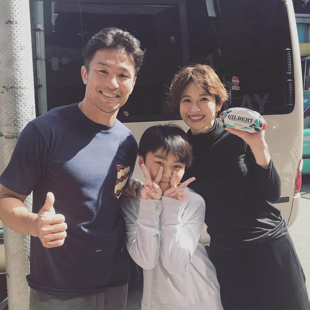 畑野ひろ子のインスタグラム：「昨日の @story_love40 の撮影  パパ役の @toshiakihirose さん！ 息子役の @yui_kana_to_kana くん！ 11月発売です😆  廣瀬さんに、本いただきました🙏😆 ラグビーが楽しく勉強できます。 ありがとうございました！」