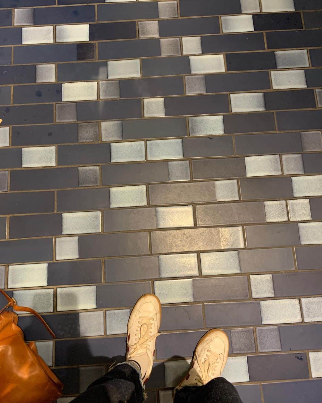 クレア・コフィーのインスタグラム：「You keep your Disneyland, I have my @tartinemanufactory @heathceramics compound. #HappiesPlaceonEarth」