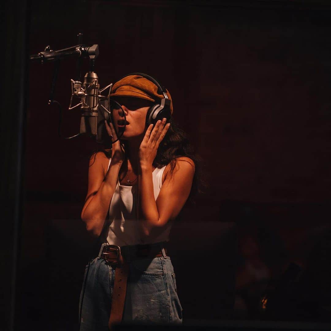 インバー・ラヴィのインスタグラム：「Recording this album has been  the most terrifying and gratifying experience I’ve had in years. Thank you @morseartists for letting my voice be heard x ———————————————————————— In the studio with @therealchenneeman  Shot by my one and only @mr.gross」