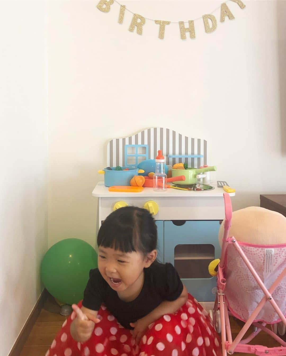 城咲あいさんのインスタグラム写真 - (城咲あいInstagram)「むーちゃん、2歳のお誕生日おめでとう！  1歳のお誕生日が過ぎてから、どんどん歩けるようになって、この1年は成長が早くてあっと言う間だったね。  お砂場遊びもお砂を食べずに遊べるようになって、初めて動物園にも行って、お手手も自分で洗えるようになって、たくさん言葉も覚えて、ママときちんとお話できるようになりました。  いーれーて。いーよ。も、できるようになったね。  エレベーターのボタンを押したり、ママが落としたお洗濯物を拾って歩いたり、コンビニで買った物の袋を持ってくれたり、お手伝いもたくさんできるようになったね。  ママがお仕事に行く時、レッスンが始まる時、寂しそうな顔をするけど、最近は泣かないで笑顔で見送ってくれるね。  むーちゃんが「今日はパパがお迎えに行くから、パパとお風呂に入ってママを待っててね。」とか「今日はママのレッスンの間にみーちゃんとお昼ご飯食べて、その後は一緒に池袋行くからね。」というママのお話をちゃんと覚えて、お留守番の間は皆を困らせないように頑張ってくれてるの、ママは知ってます。 「遅くなっても必ず迎えに行くからね。」というママのお約束も、もうちゃんと分かって、だから笑顔で見送ってくれるようになったんだよね。  いつもありがとうね。  パパもママも、相変わらずお仕事が忙しくて、気付けばむーちゃんは全然遊びに連れて行ってもらえなかったり、ご飯も一緒に食べられなかったり、まだ遊びたいのにママのお仕事に一緒に出掛けなきゃ行けなかったり、お腹空いてないのにご飯食べさせられたり、空いてるのになかなか食べられなかったり、朝まだ寝てるのに着替えもせずにベビーカーに乗せられたり、悲しい事や嫌な事もいっぱいあると思う。  でも、そんな毎日の中でもあなたがいつも笑顔でいてくれる事が、ママの救いです。  ママは時々、あなたのためだからって、むーちゃんのやりたい事と違う事を押し付けてしまったりするけど。でも、ママもその度に反省して、考えています。本当に《そうしないといけない》事は、実はすごくちょっとだったりするんじゃないかって。  本当に大切にしなきゃいけない事は、そんな事じゃないんじゃないかって。  今日でママも2歳。 2歳の1年は、そこの所をもう少し気をつけていこうと思います。むーちゃんは何を気をつけるかな？  2歳の1年も、パパとママとむーちゃんで力を合わせて、楽しい1年にしようね。  2歳、本当におめでとう。  #お誕生日 #おめでとう#城咲あい #夢生 #2歳」10月5日 2時16分 - ai.shirosaki