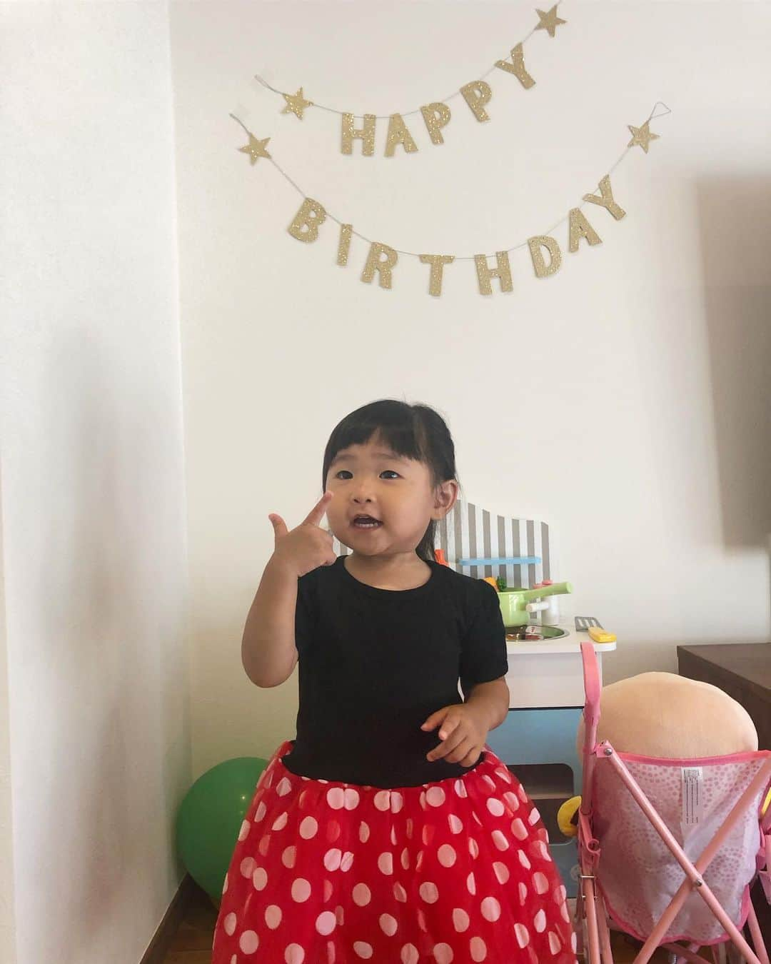 城咲あいさんのインスタグラム写真 - (城咲あいInstagram)「むーちゃん、2歳のお誕生日おめでとう！  1歳のお誕生日が過ぎてから、どんどん歩けるようになって、この1年は成長が早くてあっと言う間だったね。  お砂場遊びもお砂を食べずに遊べるようになって、初めて動物園にも行って、お手手も自分で洗えるようになって、たくさん言葉も覚えて、ママときちんとお話できるようになりました。  いーれーて。いーよ。も、できるようになったね。  エレベーターのボタンを押したり、ママが落としたお洗濯物を拾って歩いたり、コンビニで買った物の袋を持ってくれたり、お手伝いもたくさんできるようになったね。  ママがお仕事に行く時、レッスンが始まる時、寂しそうな顔をするけど、最近は泣かないで笑顔で見送ってくれるね。  むーちゃんが「今日はパパがお迎えに行くから、パパとお風呂に入ってママを待っててね。」とか「今日はママのレッスンの間にみーちゃんとお昼ご飯食べて、その後は一緒に池袋行くからね。」というママのお話をちゃんと覚えて、お留守番の間は皆を困らせないように頑張ってくれてるの、ママは知ってます。 「遅くなっても必ず迎えに行くからね。」というママのお約束も、もうちゃんと分かって、だから笑顔で見送ってくれるようになったんだよね。  いつもありがとうね。  パパもママも、相変わらずお仕事が忙しくて、気付けばむーちゃんは全然遊びに連れて行ってもらえなかったり、ご飯も一緒に食べられなかったり、まだ遊びたいのにママのお仕事に一緒に出掛けなきゃ行けなかったり、お腹空いてないのにご飯食べさせられたり、空いてるのになかなか食べられなかったり、朝まだ寝てるのに着替えもせずにベビーカーに乗せられたり、悲しい事や嫌な事もいっぱいあると思う。  でも、そんな毎日の中でもあなたがいつも笑顔でいてくれる事が、ママの救いです。  ママは時々、あなたのためだからって、むーちゃんのやりたい事と違う事を押し付けてしまったりするけど。でも、ママもその度に反省して、考えています。本当に《そうしないといけない》事は、実はすごくちょっとだったりするんじゃないかって。  本当に大切にしなきゃいけない事は、そんな事じゃないんじゃないかって。  今日でママも2歳。 2歳の1年は、そこの所をもう少し気をつけていこうと思います。むーちゃんは何を気をつけるかな？  2歳の1年も、パパとママとむーちゃんで力を合わせて、楽しい1年にしようね。  2歳、本当におめでとう。  #お誕生日 #おめでとう#城咲あい #夢生 #2歳」10月5日 2時16分 - ai.shirosaki