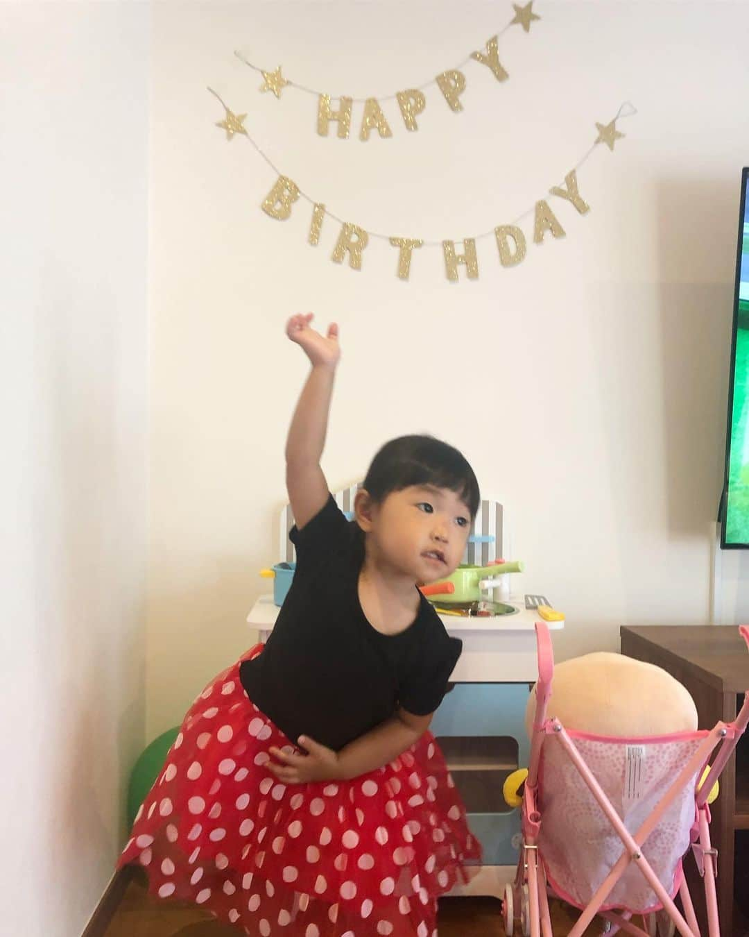 城咲あいさんのインスタグラム写真 - (城咲あいInstagram)「むーちゃん、2歳のお誕生日おめでとう！  1歳のお誕生日が過ぎてから、どんどん歩けるようになって、この1年は成長が早くてあっと言う間だったね。  お砂場遊びもお砂を食べずに遊べるようになって、初めて動物園にも行って、お手手も自分で洗えるようになって、たくさん言葉も覚えて、ママときちんとお話できるようになりました。  いーれーて。いーよ。も、できるようになったね。  エレベーターのボタンを押したり、ママが落としたお洗濯物を拾って歩いたり、コンビニで買った物の袋を持ってくれたり、お手伝いもたくさんできるようになったね。  ママがお仕事に行く時、レッスンが始まる時、寂しそうな顔をするけど、最近は泣かないで笑顔で見送ってくれるね。  むーちゃんが「今日はパパがお迎えに行くから、パパとお風呂に入ってママを待っててね。」とか「今日はママのレッスンの間にみーちゃんとお昼ご飯食べて、その後は一緒に池袋行くからね。」というママのお話をちゃんと覚えて、お留守番の間は皆を困らせないように頑張ってくれてるの、ママは知ってます。 「遅くなっても必ず迎えに行くからね。」というママのお約束も、もうちゃんと分かって、だから笑顔で見送ってくれるようになったんだよね。  いつもありがとうね。  パパもママも、相変わらずお仕事が忙しくて、気付けばむーちゃんは全然遊びに連れて行ってもらえなかったり、ご飯も一緒に食べられなかったり、まだ遊びたいのにママのお仕事に一緒に出掛けなきゃ行けなかったり、お腹空いてないのにご飯食べさせられたり、空いてるのになかなか食べられなかったり、朝まだ寝てるのに着替えもせずにベビーカーに乗せられたり、悲しい事や嫌な事もいっぱいあると思う。  でも、そんな毎日の中でもあなたがいつも笑顔でいてくれる事が、ママの救いです。  ママは時々、あなたのためだからって、むーちゃんのやりたい事と違う事を押し付けてしまったりするけど。でも、ママもその度に反省して、考えています。本当に《そうしないといけない》事は、実はすごくちょっとだったりするんじゃないかって。  本当に大切にしなきゃいけない事は、そんな事じゃないんじゃないかって。  今日でママも2歳。 2歳の1年は、そこの所をもう少し気をつけていこうと思います。むーちゃんは何を気をつけるかな？  2歳の1年も、パパとママとむーちゃんで力を合わせて、楽しい1年にしようね。  2歳、本当におめでとう。  #お誕生日 #おめでとう#城咲あい #夢生 #2歳」10月5日 2時16分 - ai.shirosaki