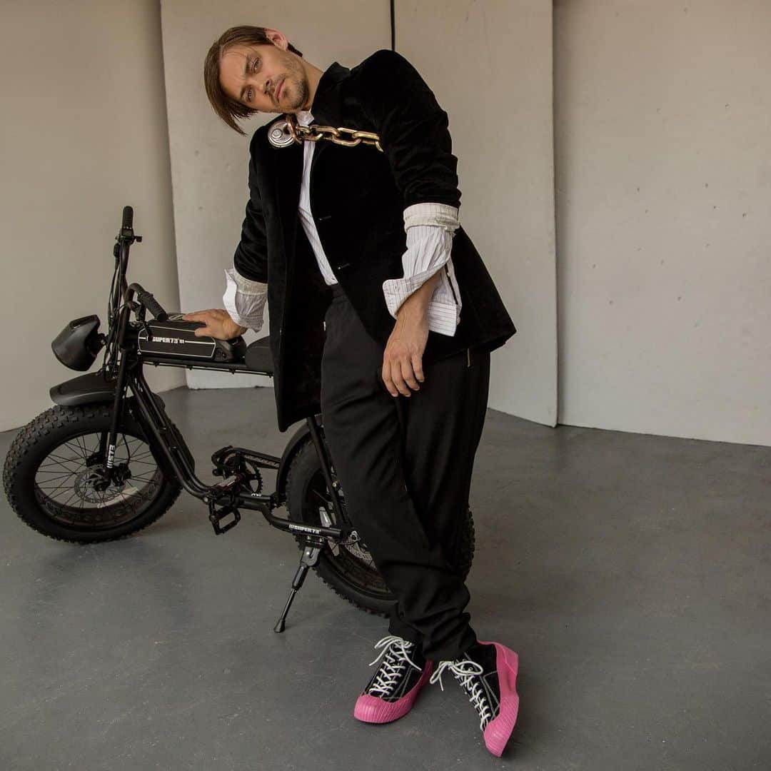 のインスタグラム：「Just loungin with my @super73 for @schonmagazine 📷 @petros_koy fashion. @nicolaseftaxias grooming. @michaelnycity  photography assistant. @leijan25 fashion assistant. @smlavinia_ words. @sara_delg #super73 #super73s1」