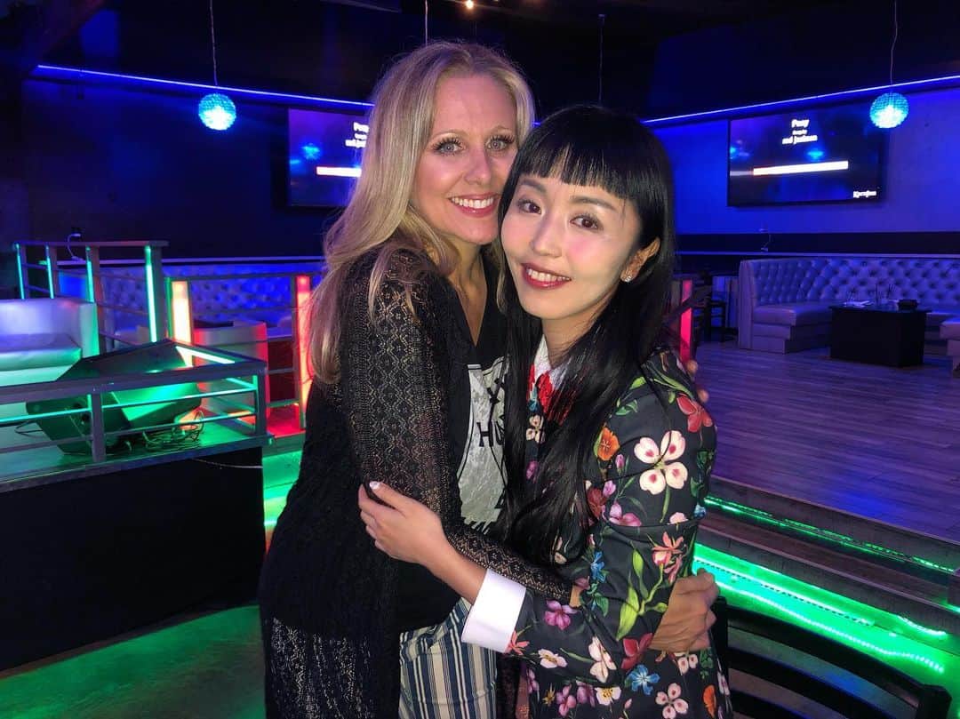 まりかさんのインスタグラム写真 - (まりかInstagram)「Happy birthday sexy, beautiful, funny,  gorgeous and kawaii lady @therealjuliaannlive ナンバーワン熟女女優ジュリアアンのバースデーパーティーに行きました！╰(*´︶`*)╯♡  #roast #happybirthday #milf」10 ...