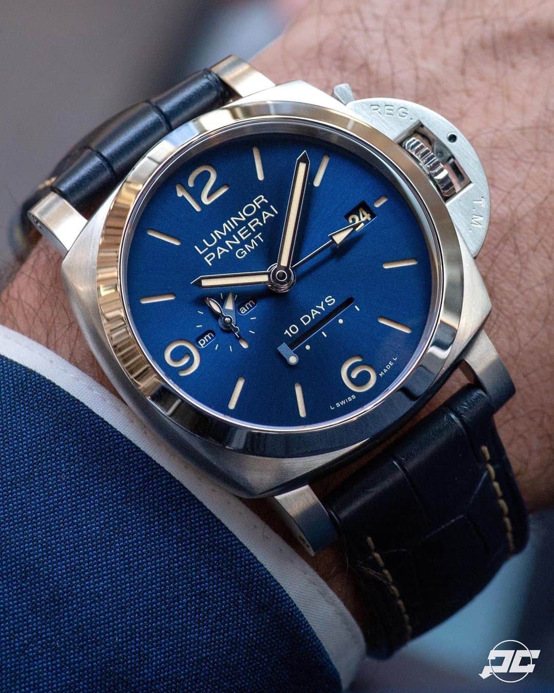 パネライのインスタグラム：「Yup. This is one sexy #Panerai. The #PAM986 Limited Edition for Design Miami. It’s a 44mm Luminor Marina GMT with 10 day power reserve. There were only 250 made to celebrate the partnership and was priced at $14,400. #paneraicentral」