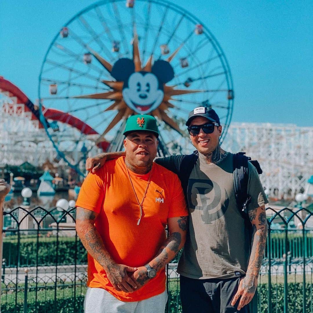 トニー・ペリーのインスタグラム：「Brought the goon to Disneyland 🤘」