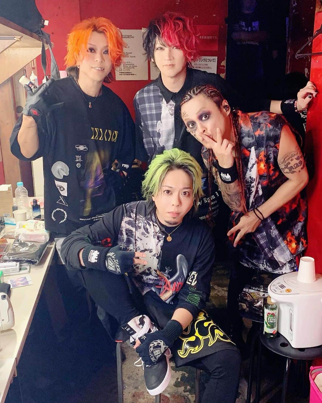 淳士さんのインスタグラム写真 - (淳士Instagram)「ブルハチ再スタート‼️ . 渋谷スターラウンジ終了‼️😆 . マジでひと夏分ぐらい汗かいたわwww . でも最高に楽しかった😊 . 来てくれたみんなありがとう‼️ . ツアーで会おうね✨ʕ•̫͡•ʕ*̫͡*ʔ•͓͡•ʔ-̫͡-( ｰ̀∀ｰ́ʕ•̫͡•ʔ . #BULLZEICHEN88 #ブルハチ#ただいま #再スタート」10月5日 3時29分 - jz0330