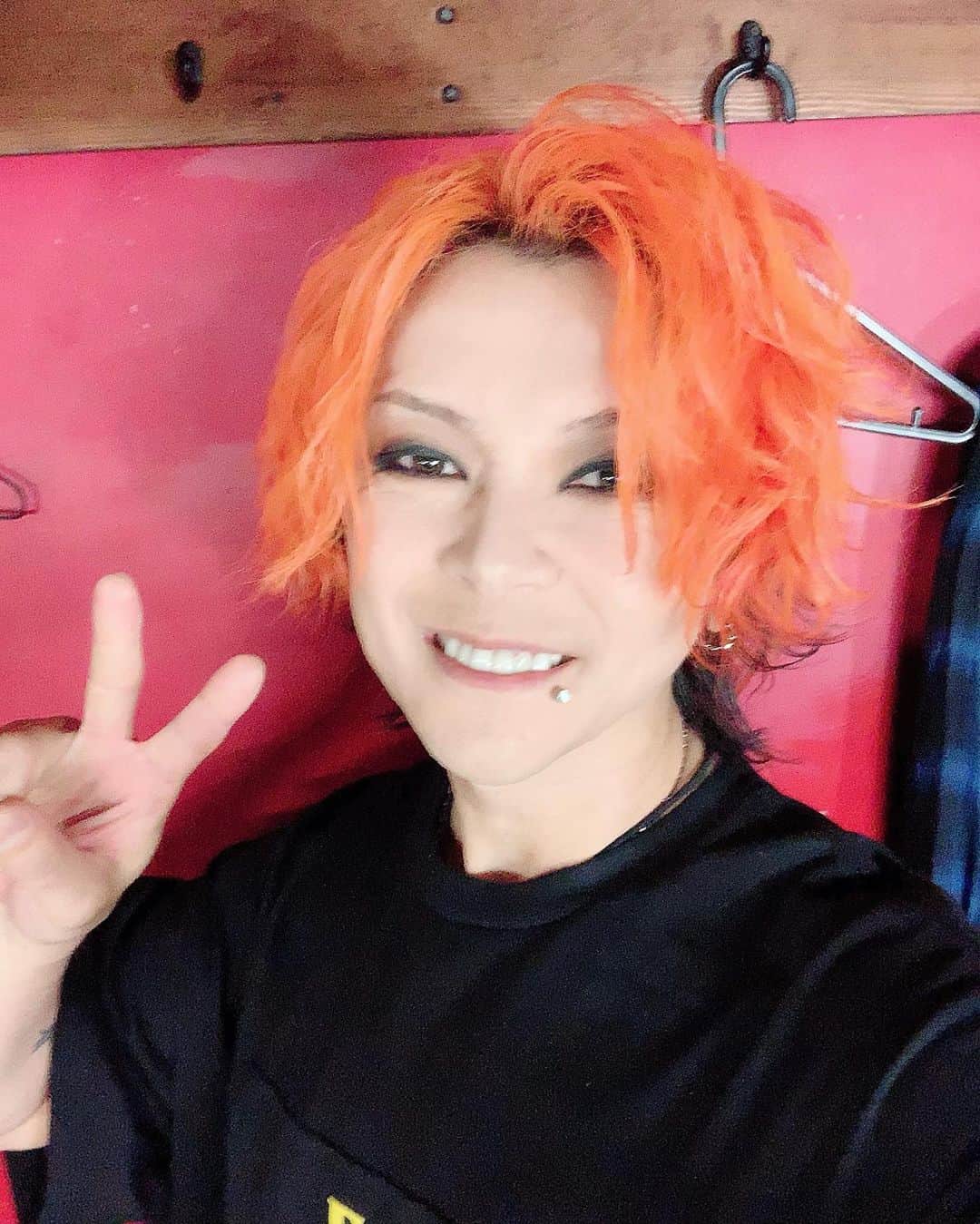 淳士さんのインスタグラム写真 - (淳士Instagram)「ブルハチ再スタート‼️ . 渋谷スターラウンジ終了‼️😆 . マジでひと夏分ぐらい汗かいたわwww . でも最高に楽しかった😊 . 来てくれたみんなありがとう‼️ . ツアーで会おうね✨ʕ•̫͡•ʕ*̫͡*ʔ•͓͡•ʔ-̫͡-( ｰ̀∀ｰ́ʕ•̫͡•ʔ . #BULLZEICHEN88 #ブルハチ#ただいま #再スタート」10月5日 3時29分 - jz0330