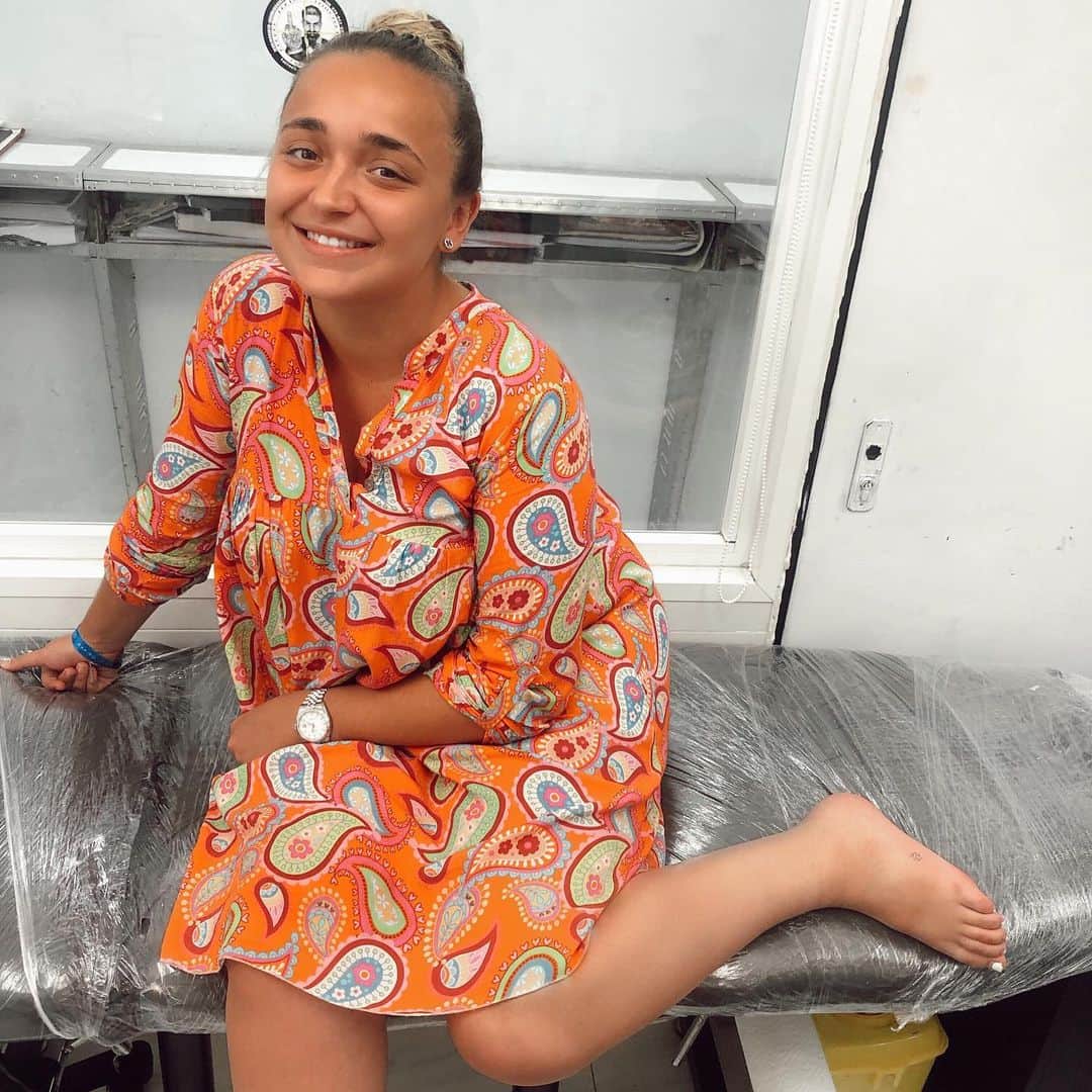 ローレン・プラットのインスタグラム：「Fulfilled my teenage dream of getting a tattoo in Magaluf🤪」