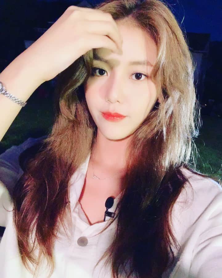 ヘジョンのインスタグラム：「벤치 고장나기 전.. 잘자 맴나잇❤️ #퀸덤」