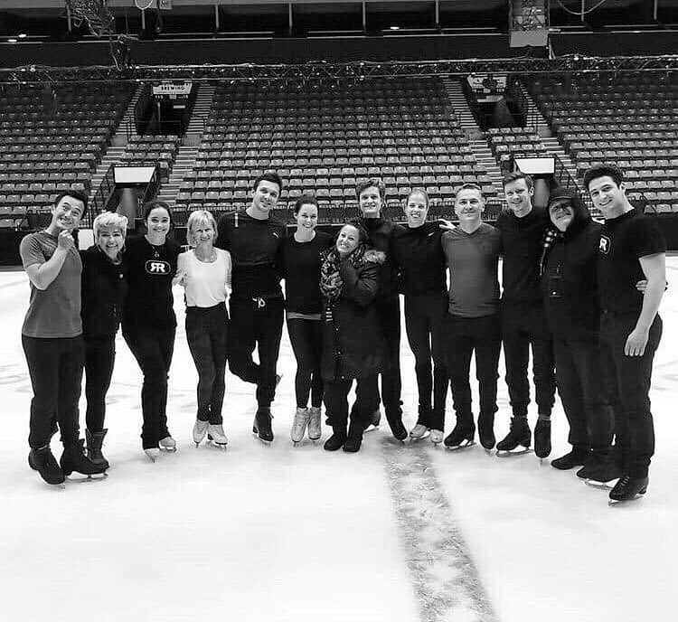 ジェレミー・アボットのインスタグラム：「Just one more day until we finally unveil @rocktherinktour to the world! It has been an absolute blessing to be a part of this team. Everyone here has poured themselves into this show with so much integrity, overflowing with gratitude for every step we are lucky enough to take on the ice.  I can’t wait to share this journey with these 9 absurdly amazing humans plus the incredibly talented men of @birdsbellwoods and our entire crew! A huge huge thank you to Charlie White for his vision, his steps, and his unbridled joy for this project. Charlie, you made this such a pleasure. Thank you for your mind, and for allowing this process to be so collaborative. You allowed everyone to have a hand in this process and take complete ownership of this show. It’s completely one of a kind.  Thank you Tina, Jason, and Randi for bringing a new breath into figure skating. For bringing your incomparable expertise far beyond what we deserve. You have elevated the show beyond what I personally ever thought it could look like.  And of course, thank you Tessa and Scott for giving the world 22 years of brilliance and for instilling your passion and professionalism into every detail of every project you touch. We all have your back, lifting you up through your final two months of a beyond remarkable career! I can not wait for everyone to see what we’ve been working on and to feel what we’ve been feeling for the past three weeks!  Can’t wait for you all to rock the rink with us! ❤️❤️❤️」