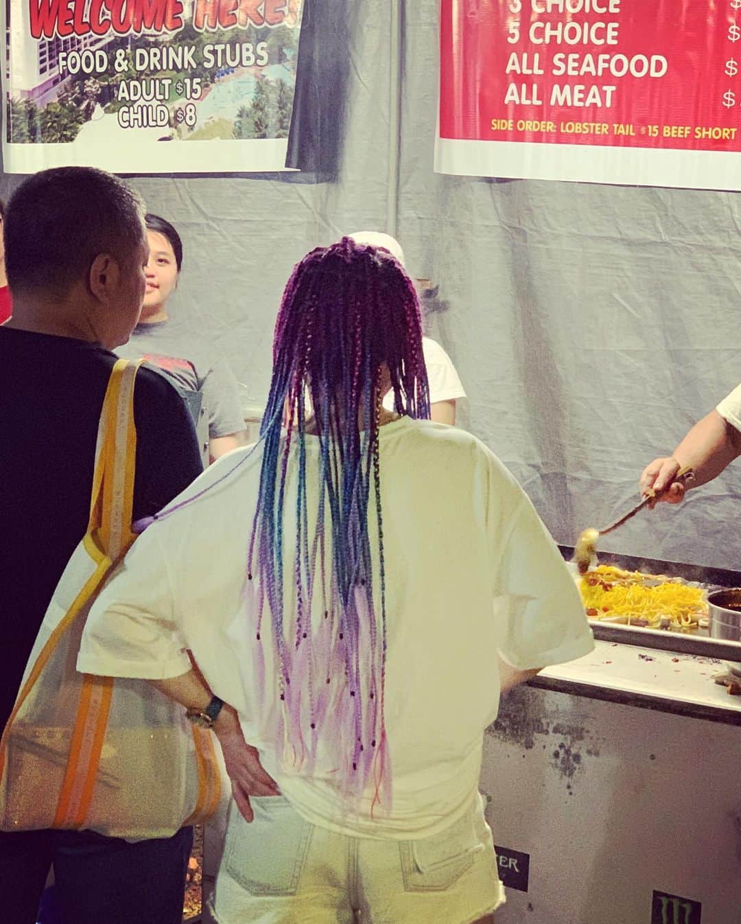 内藤陽子さんのインスタグラム写真 - (内藤陽子Instagram)「マーケットでもニコの欲しがってたお買い物出来たし、ナイトマーケットでも美味しいシーフード焼きそば🦐食べれたし、砂遊びでお城も作った👙 #2日目は #雷だった #それでも #太陽を待ち続けた #今回は #全く焼けなかった #笑 #そんな時もある」10月5日 10時46分 - dadaflora