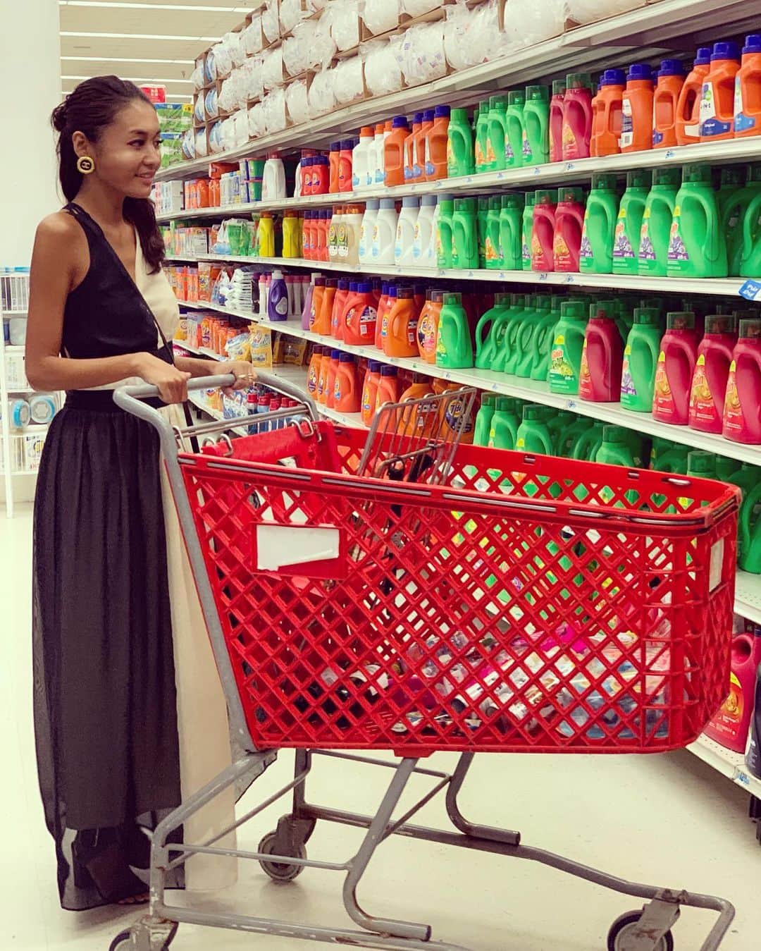 内藤陽子のインスタグラム：「マーケットでもニコの欲しがってたお買い物出来たし、ナイトマーケットでも美味しいシーフード焼きそば🦐食べれたし、砂遊びでお城も作った👙 #2日目は #雷だった #それでも #太陽を待ち続けた #今回は #全く焼けなかった #笑 #そんな時もある」