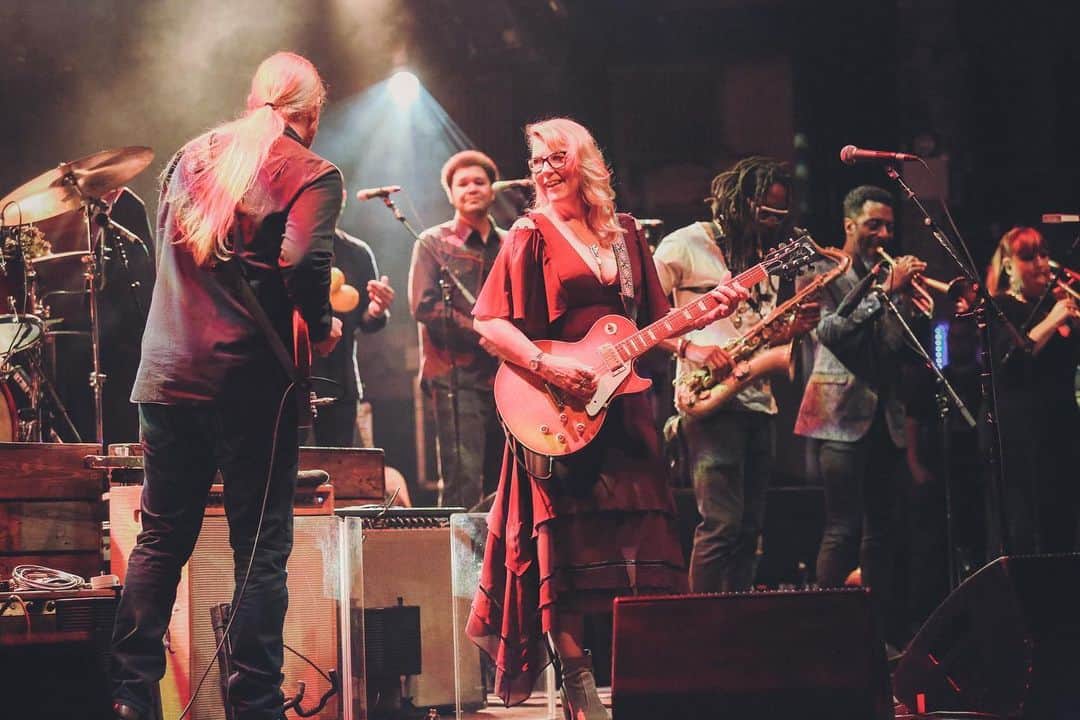 テデスキ・トラックス・バンドのインスタグラム：「Set one in the books on night five, some rarities like “All That I Need,” “Learn How To Love” and “Simple Things” plus an absolute slammer “More And More.” Set two coming up, tune in now via nugs.tv for the home stretch of another epic Beacon run! 📷: @gregg_greenwood」