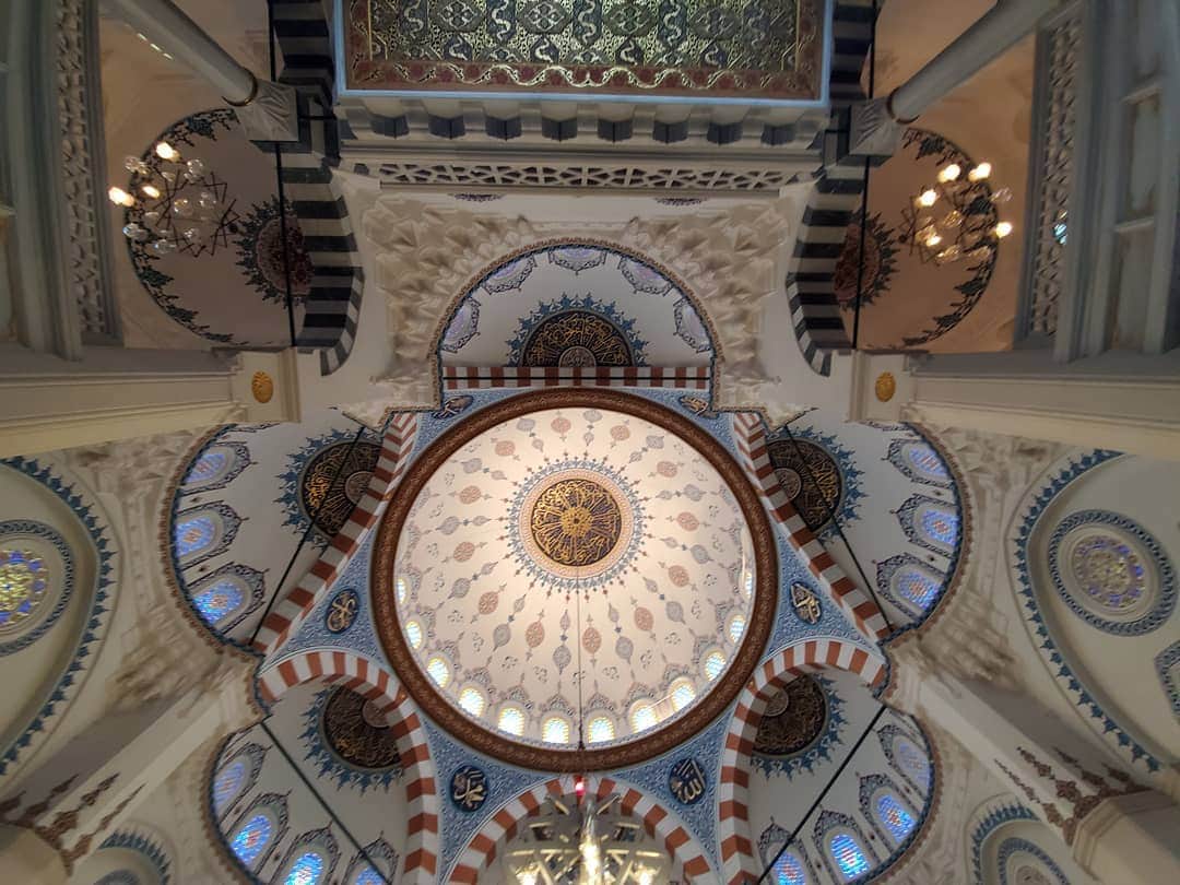 保坂玲奈さんのインスタグラム写真 - (保坂玲奈Instagram)「M  O  S  Q  U  E . 日本最大級、アジアで最も美しいと 言われるモスクでイスラム文化のお勉強。 . 美しい礼拝堂の装飾には意味があって 本当に奥が深い🤔 . 代々木上原で異国を感じられた。  #mosque #東京ジャーミイ #イスラム教 #TOKYO  #renaotravel_tokyo  #renaotravel」10月5日 6時25分 - __renao_0707