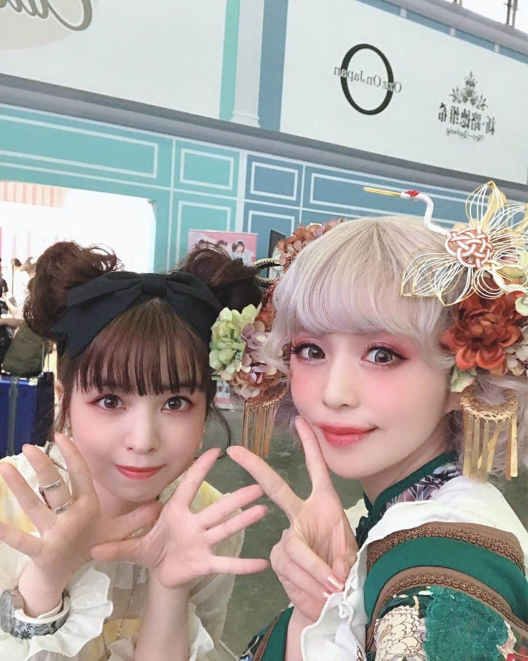 春奈るなさんのインスタグラム写真 - (春奈るなInstagram)「ロリィタブースでみどちんにも会えたよー(((o(*ﾟ▽ﾟ*)o)))♡♡ すきすきだいすき(((o(*ﾟ▽ﾟ*)o)))♡♡ #bw2019  #bilibiliworld  #深澤翠 ちゃん #ozzon  #MelodyBasKet  #lolitafashion」10月5日 6時26分 - lunaharuna_official