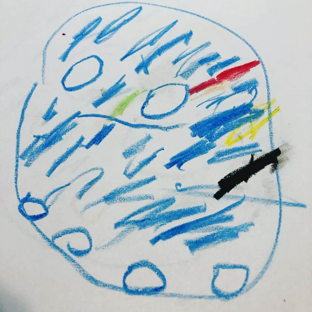 浅川稚広さんのインスタグラム写真 - (浅川稚広Instagram)「『似顔絵と文字』  大きな丸を描いて、小さな丸を２つ描いて。「ダァレ？」と聞くと、「ママ！」「ニィニ！」「バァバ！」「リューリュー！」「パパ！」「ティーノ！」と、次々と描いてくれました🤗💕 ※リューリューは義弟さん、  ティーノは私・私の…という意味です。 「誰を描いたか、名前も書いてね」というと、文字を書くように、丸を書いていました。 升目を作ってあげると、一つ一つの升目に短い線を全部書き入れて、文字で埋めたよう。 お兄ちゃんの漢字ノートの真似っこをしているようです💕 息子もよく似顔絵描いてくれていたなぁ〜と懐かしい気持ちになりました😊🌟 #子育て #娘2歳5ヶ月 #2歳なのに3歳と言い張る  #指も2本じゃなくて3本立てる #2人育児 #子育てママ #成長記録」10月5日 7時09分 - chiffy1110